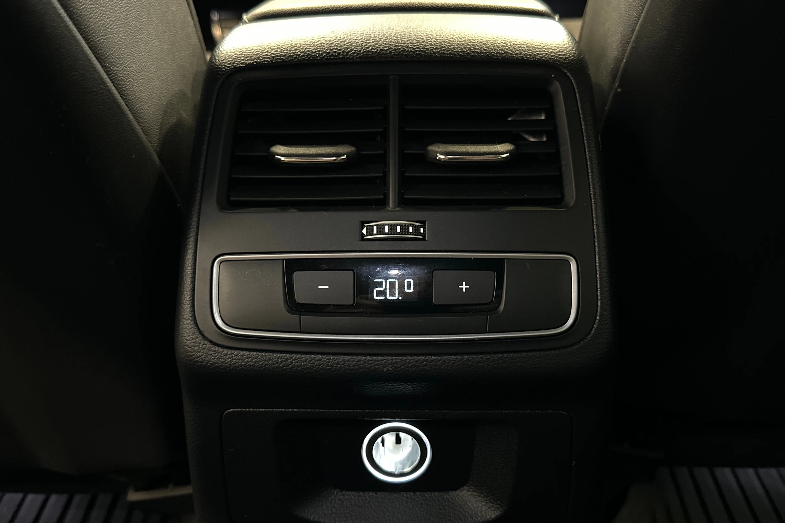 sininen Audi A4 2020 kuva 28.