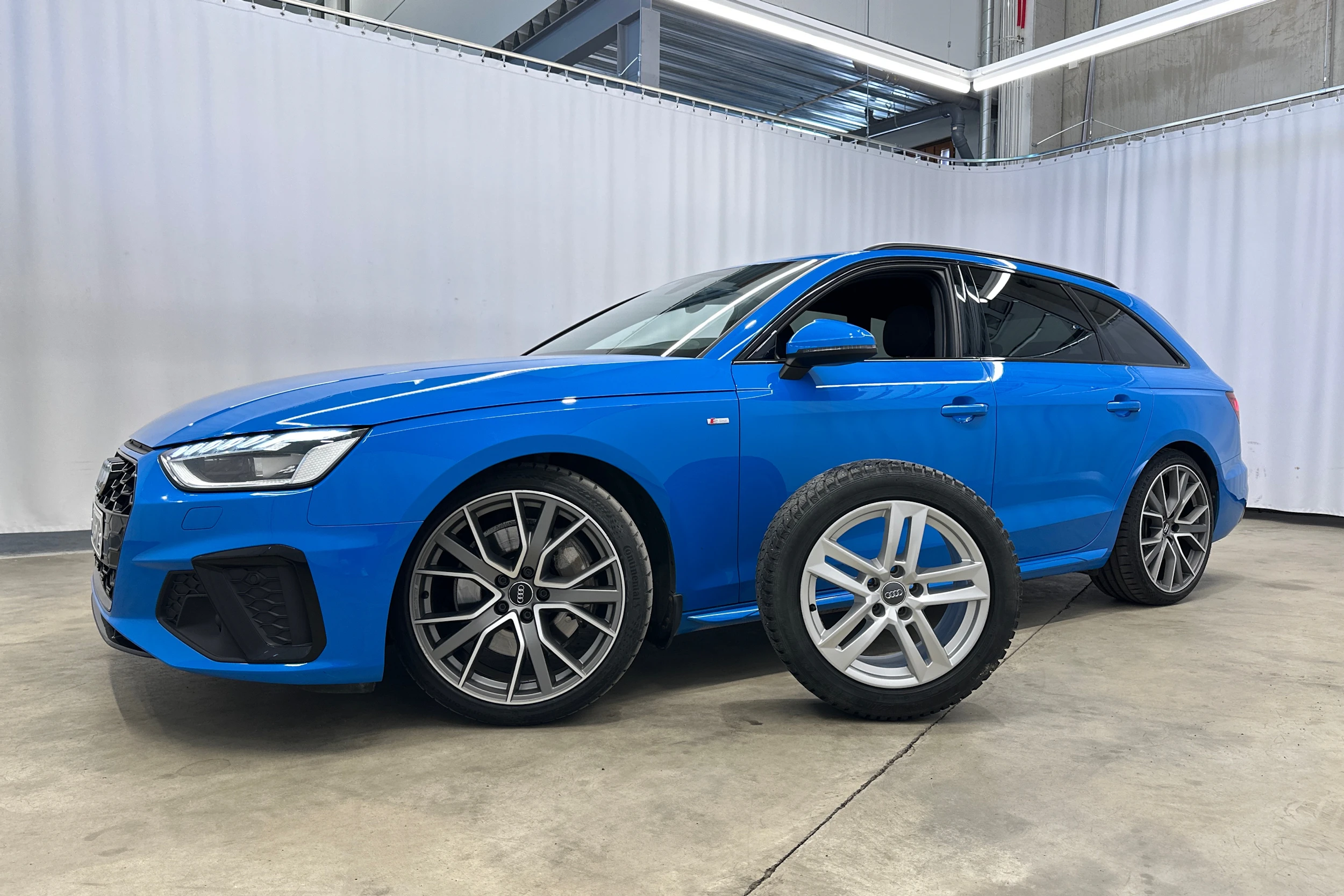 sininen Audi A4 2020 kuva 33.