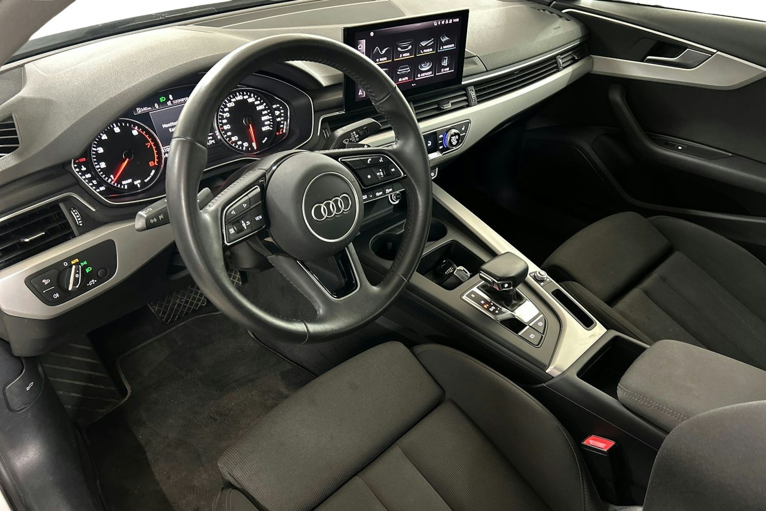 Valkoinen Audi A4 2020 kuva 7.