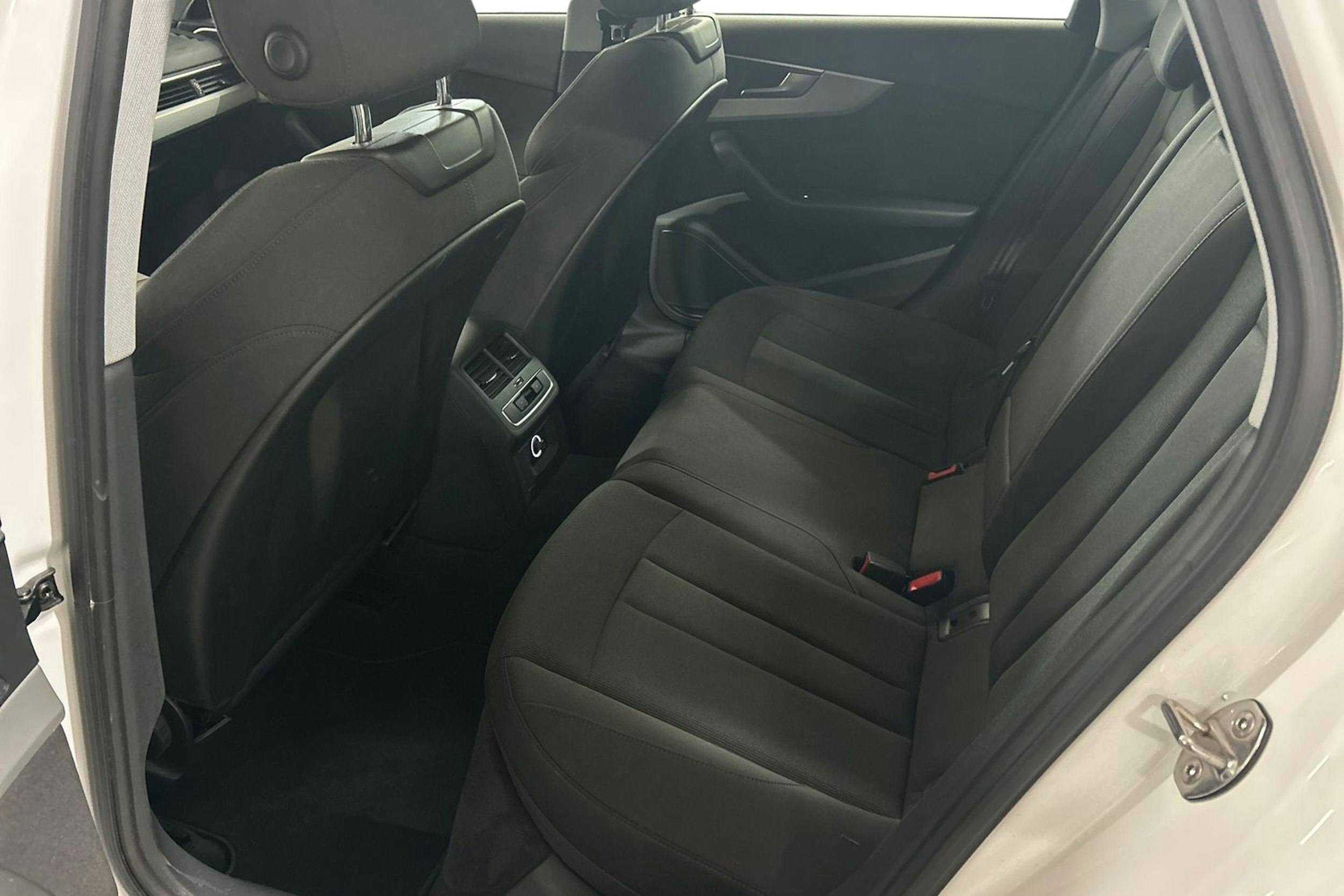 Valkoinen Audi A4 2020 kuva 10.