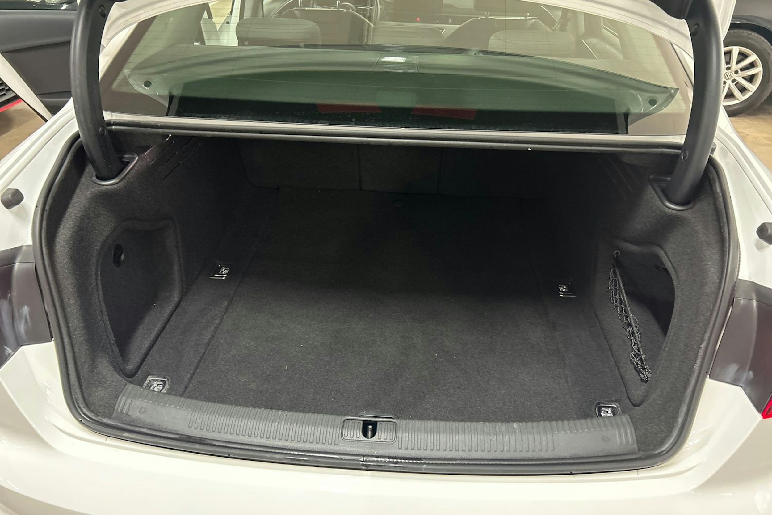 Valkoinen Audi A4 2020 kuva 14.