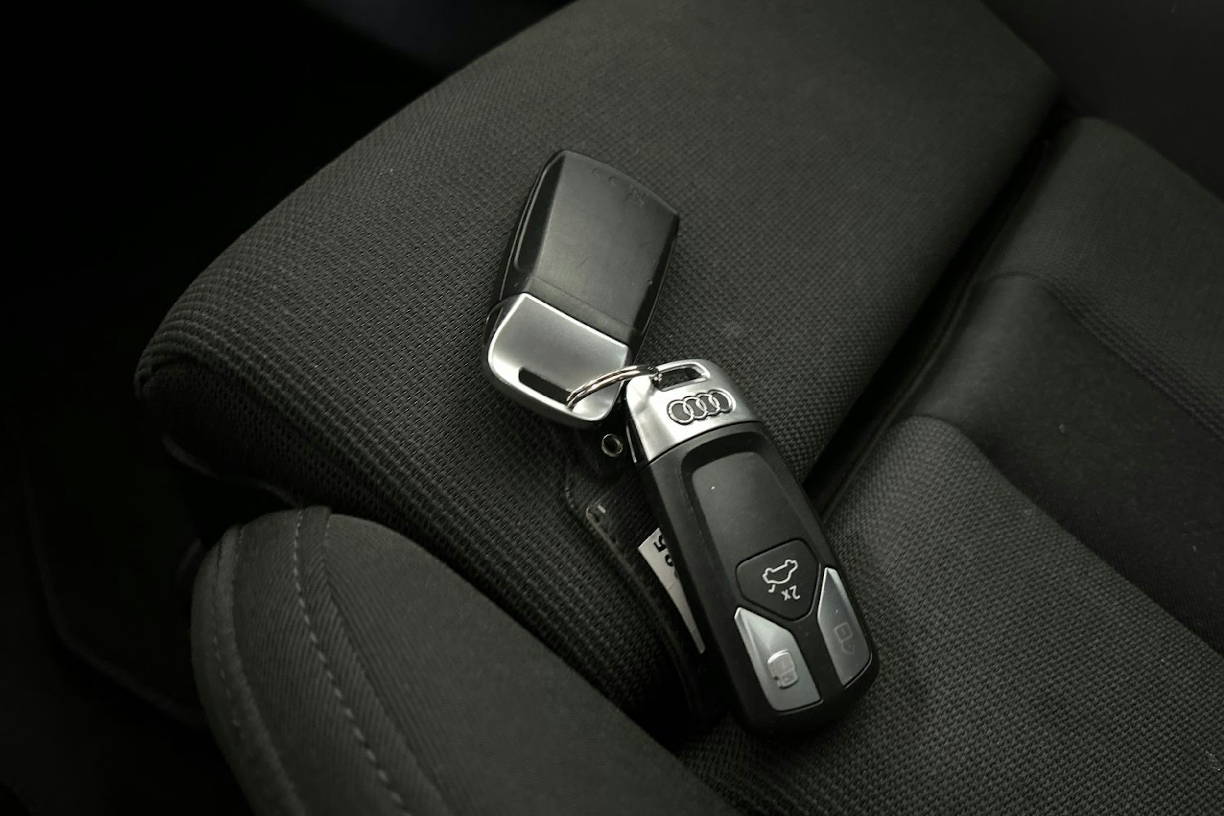 Valkoinen Audi A4 2020 kuva 27.