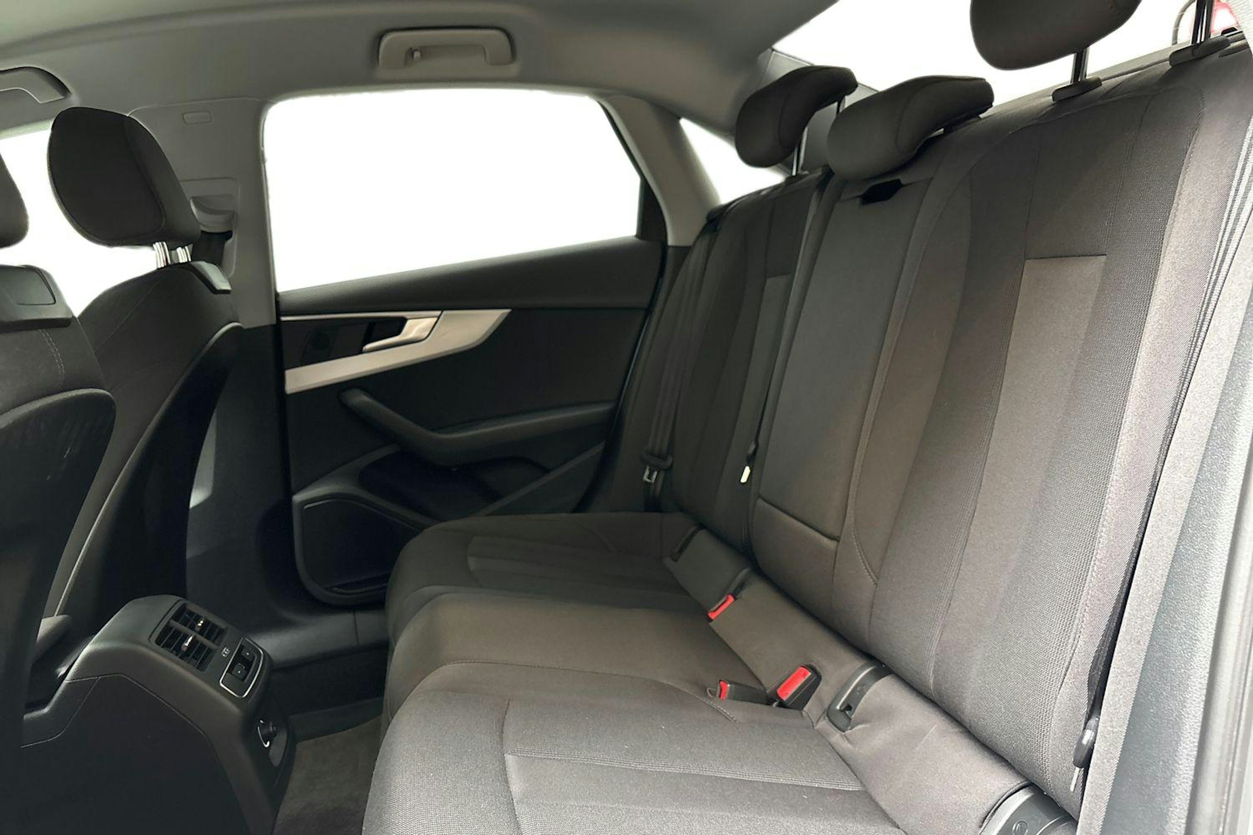 valkoinen Audi A4 2020 kuva 10.