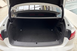 valkoinen Audi A4 2020 kuva 14.