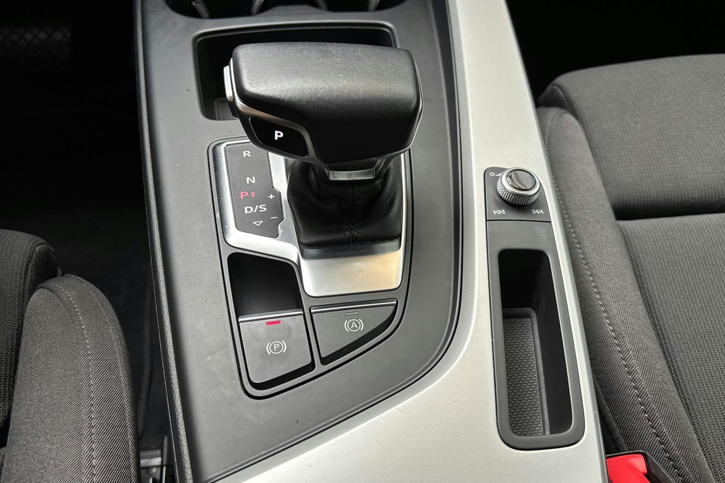 valkoinen Audi A4 2020 kuva 25.