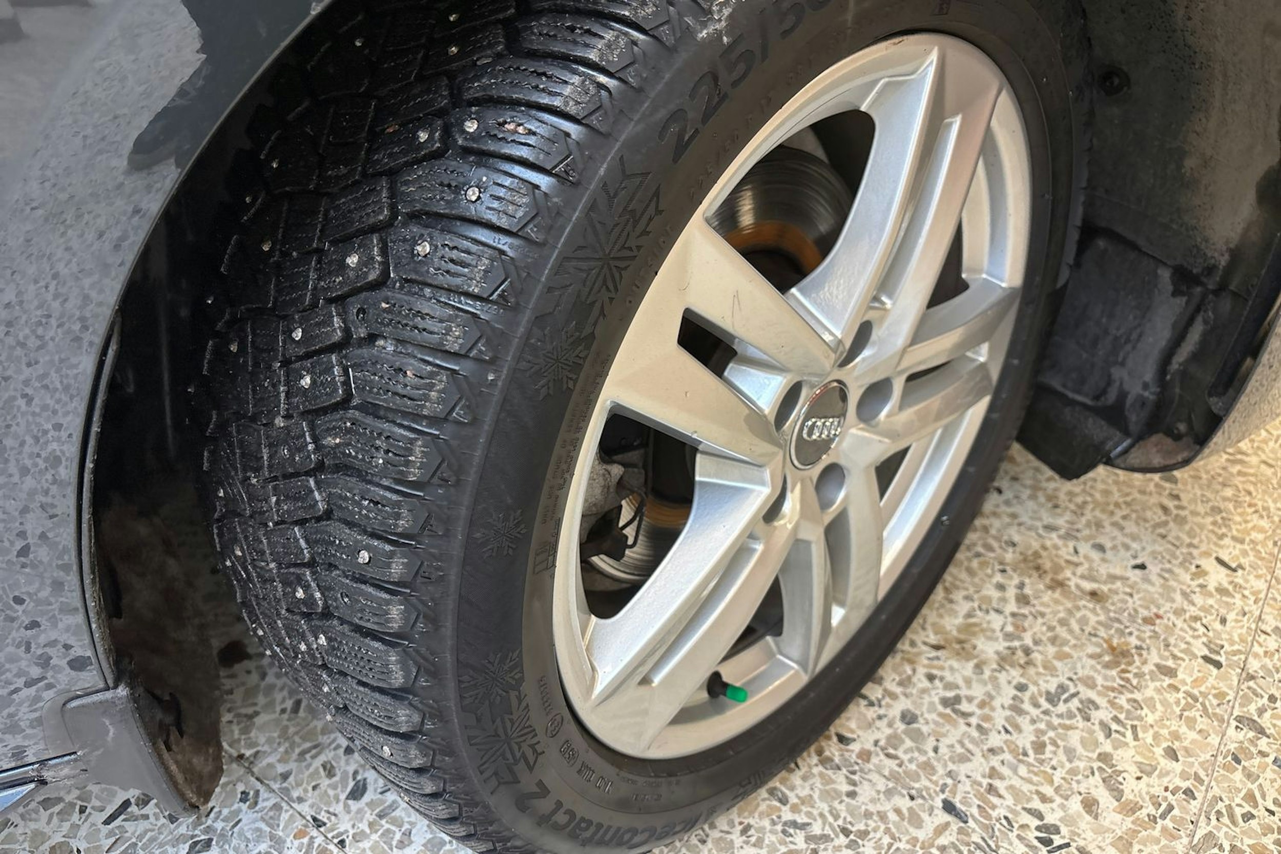 harmaa Audi A4 2020 kuva 13.