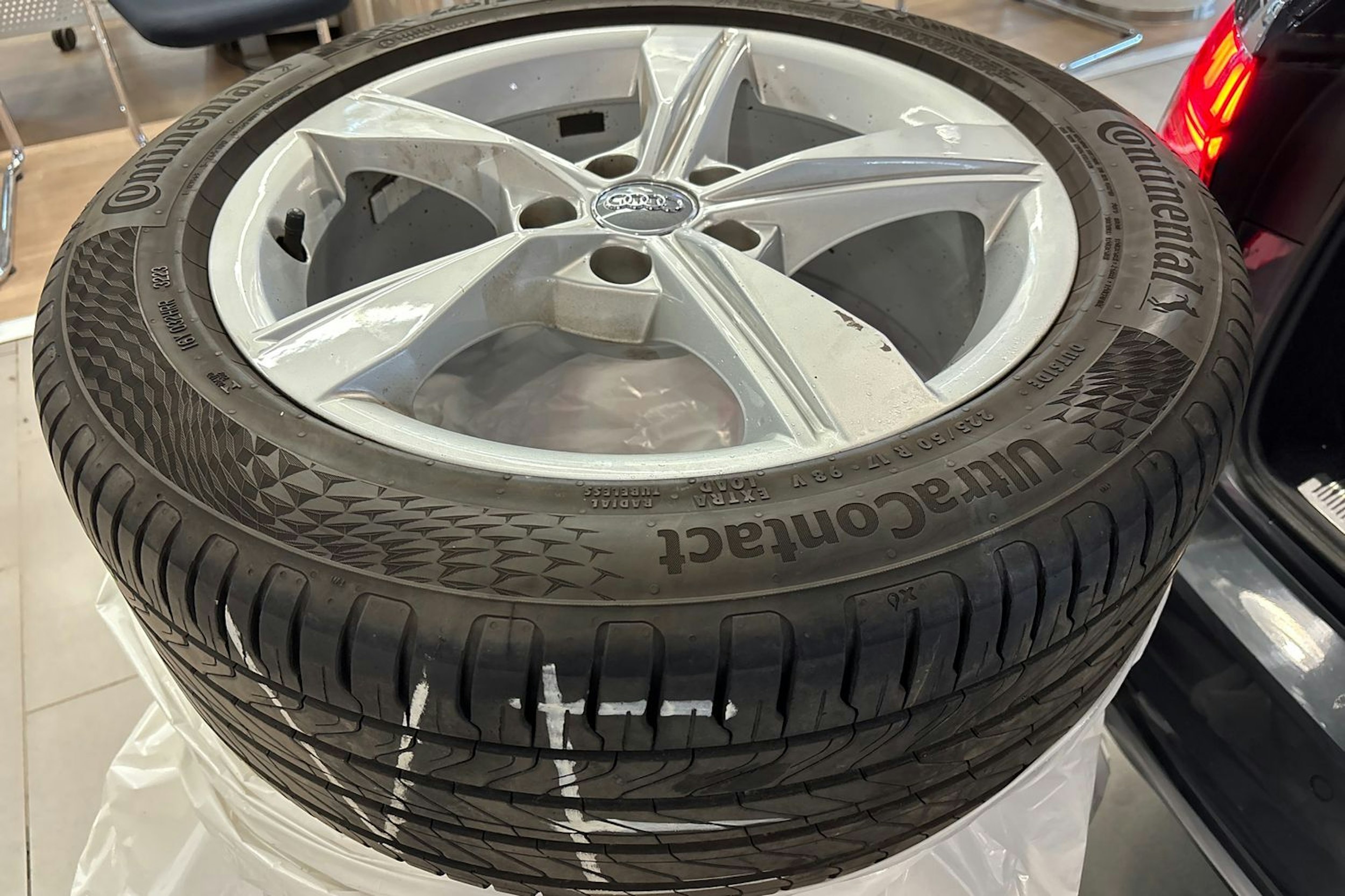 harmaa Audi A4 2020 kuva 16.