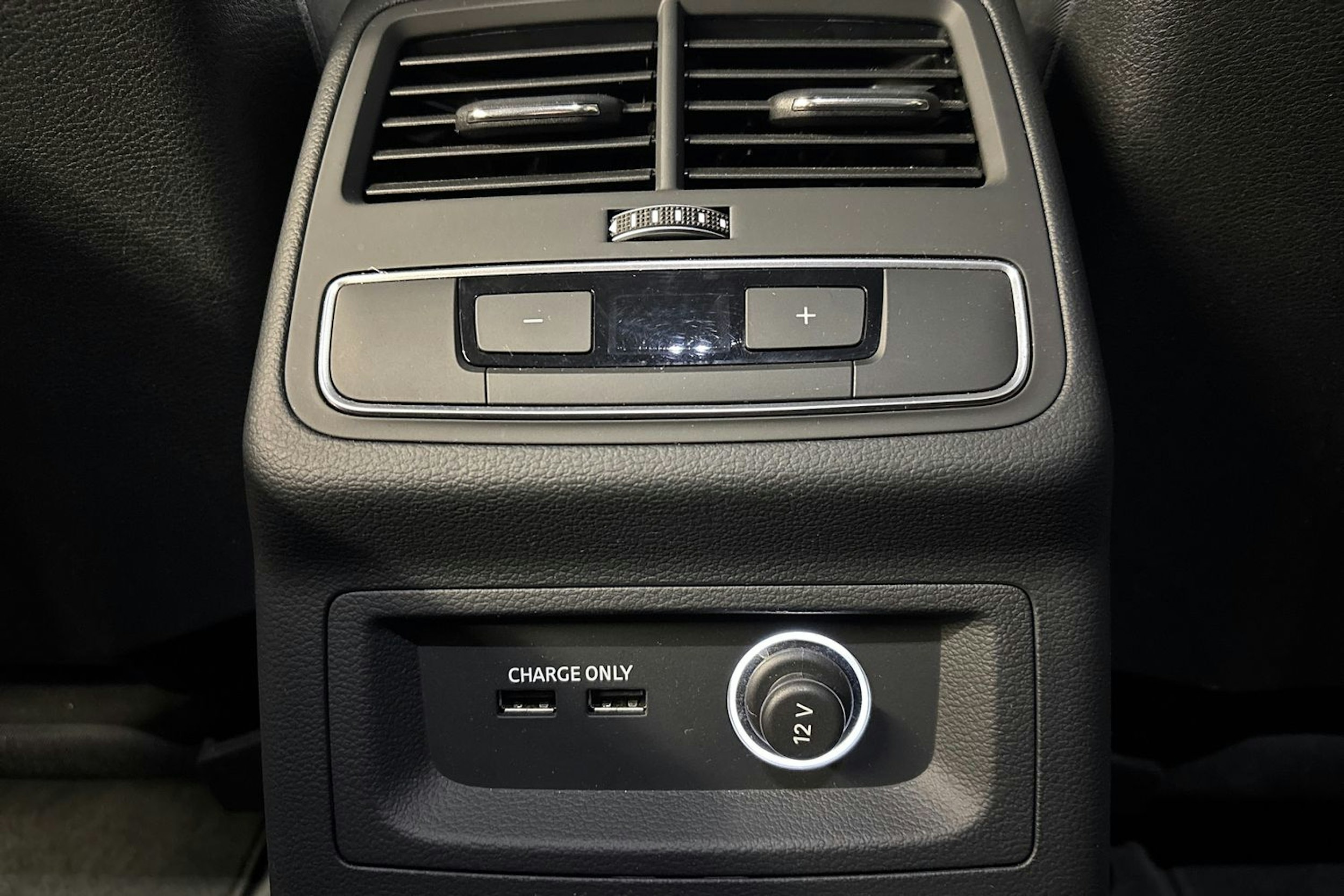 harmaa Audi A4 2020 kuva 19.