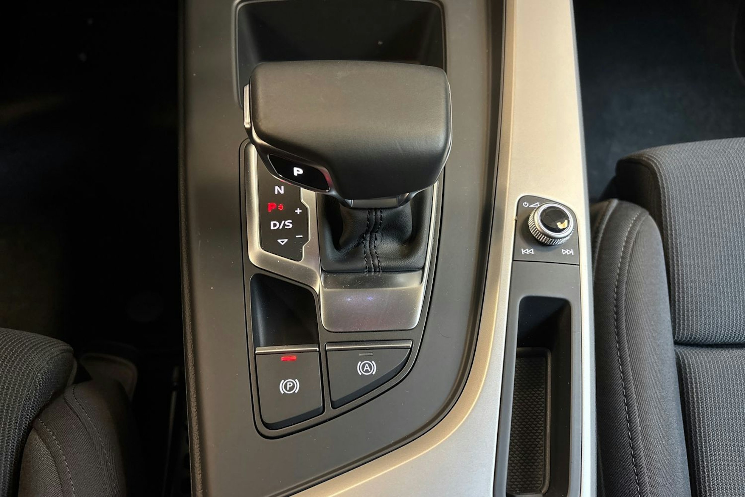 harmaa Audi A4 2020 kuva 27.