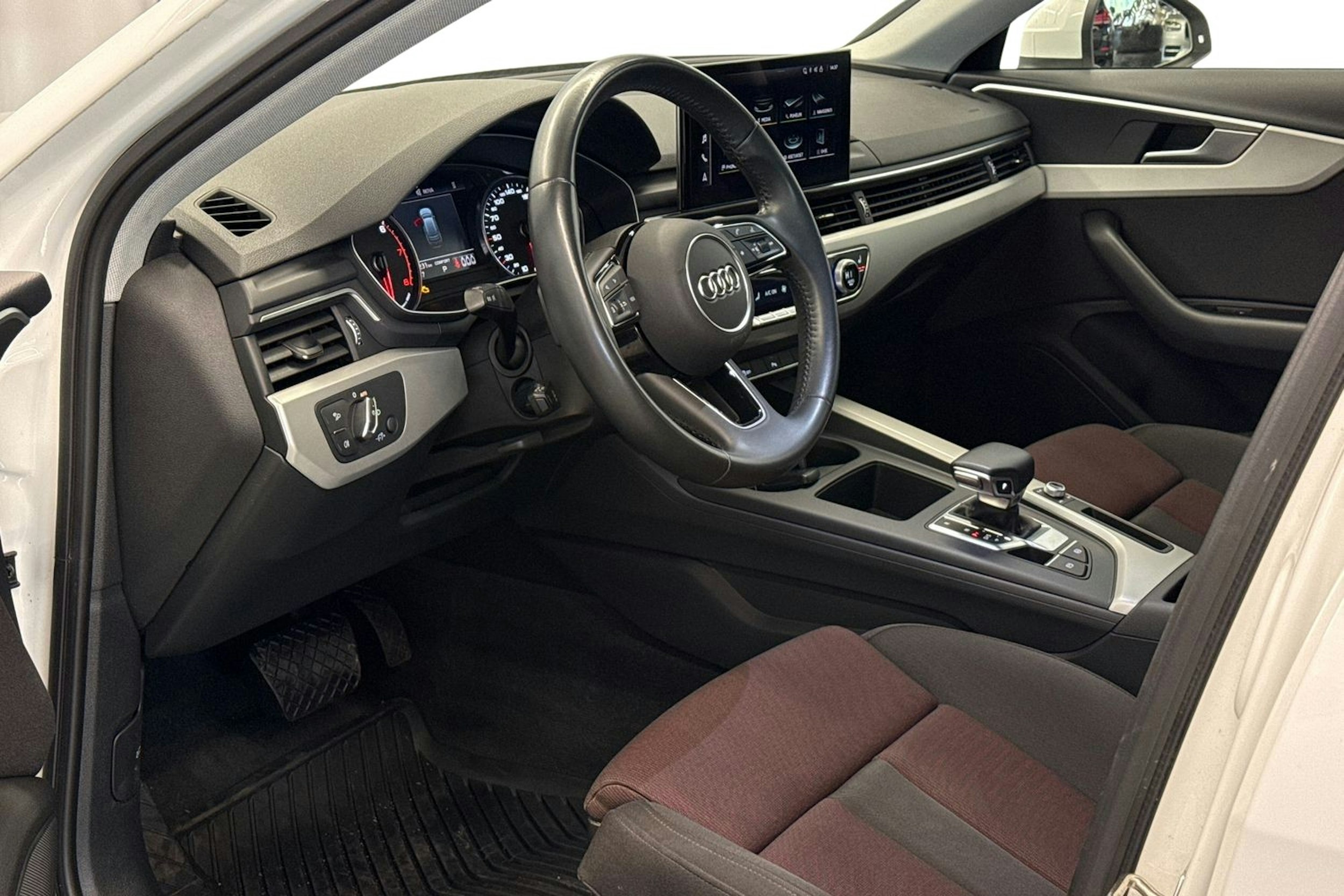 Valkoinen Audi A4 2020 kuva 7.