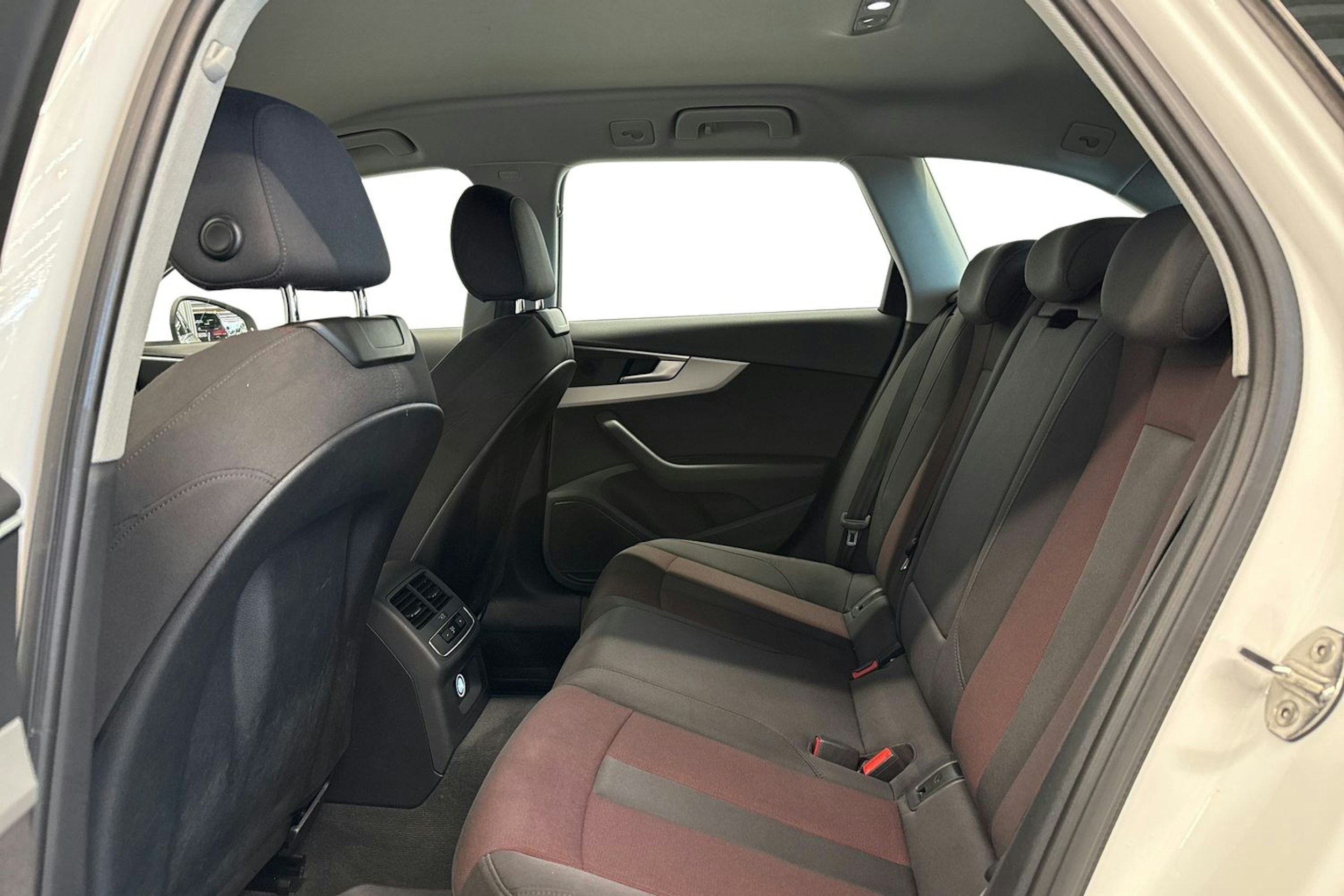 Valkoinen Audi A4 2020 kuva 10.