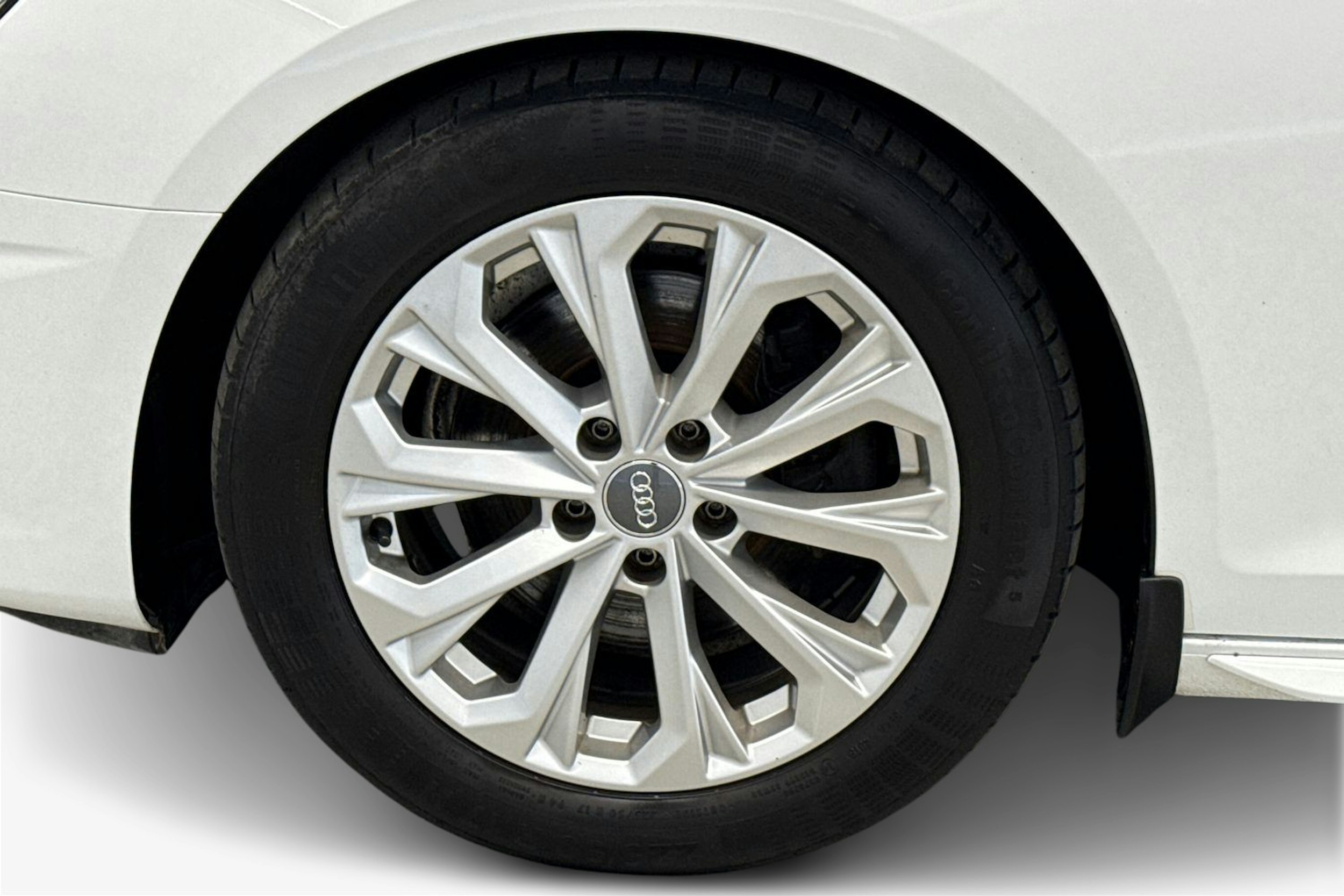 Valkoinen Audi A4 2020 kuva 11.