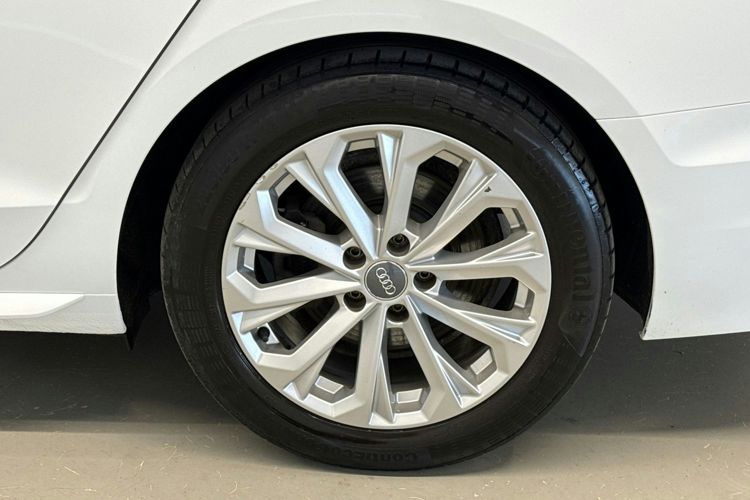 Valkoinen Audi A4 2020 kuva 13.