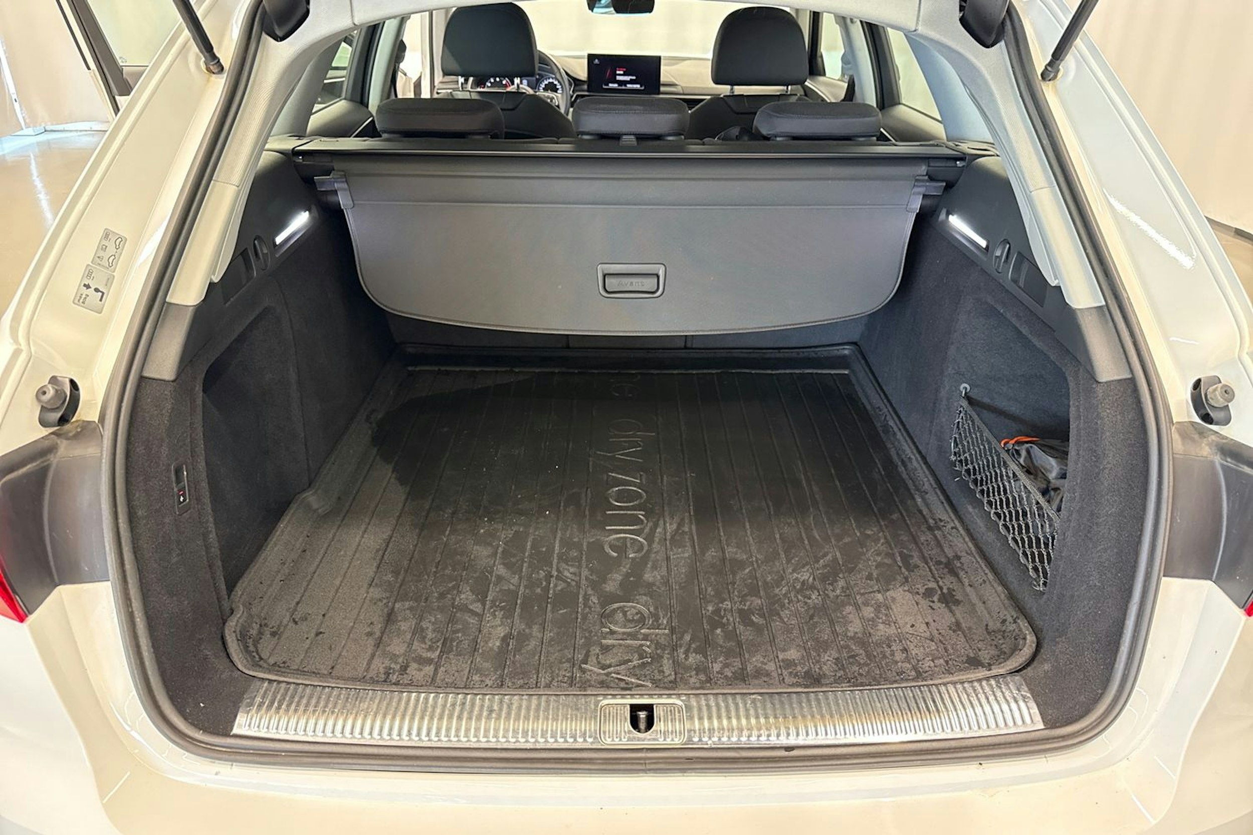Valkoinen Audi A4 2020 kuva 25.