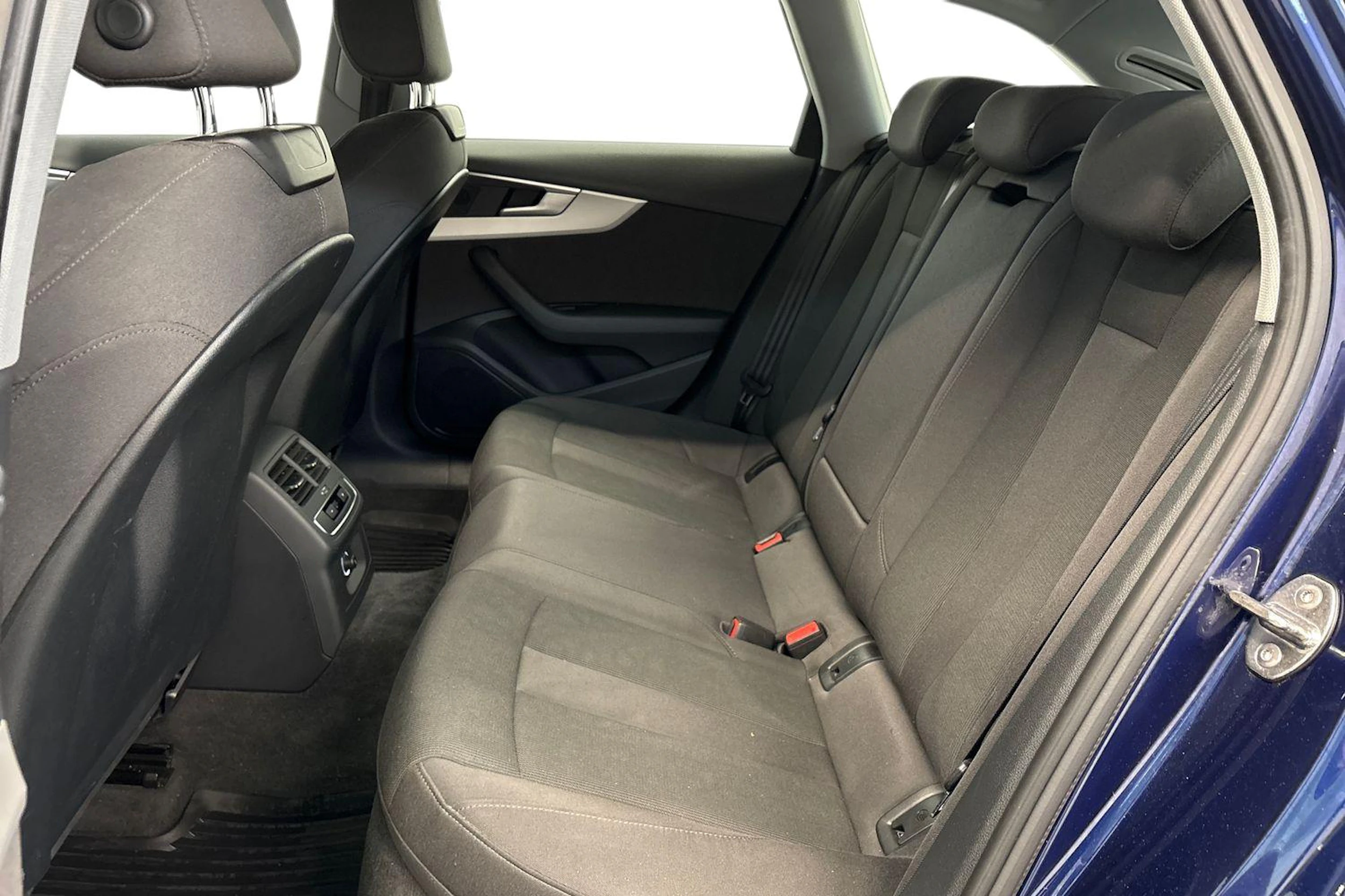 Sininen Audi A4 2020 kuva 8.