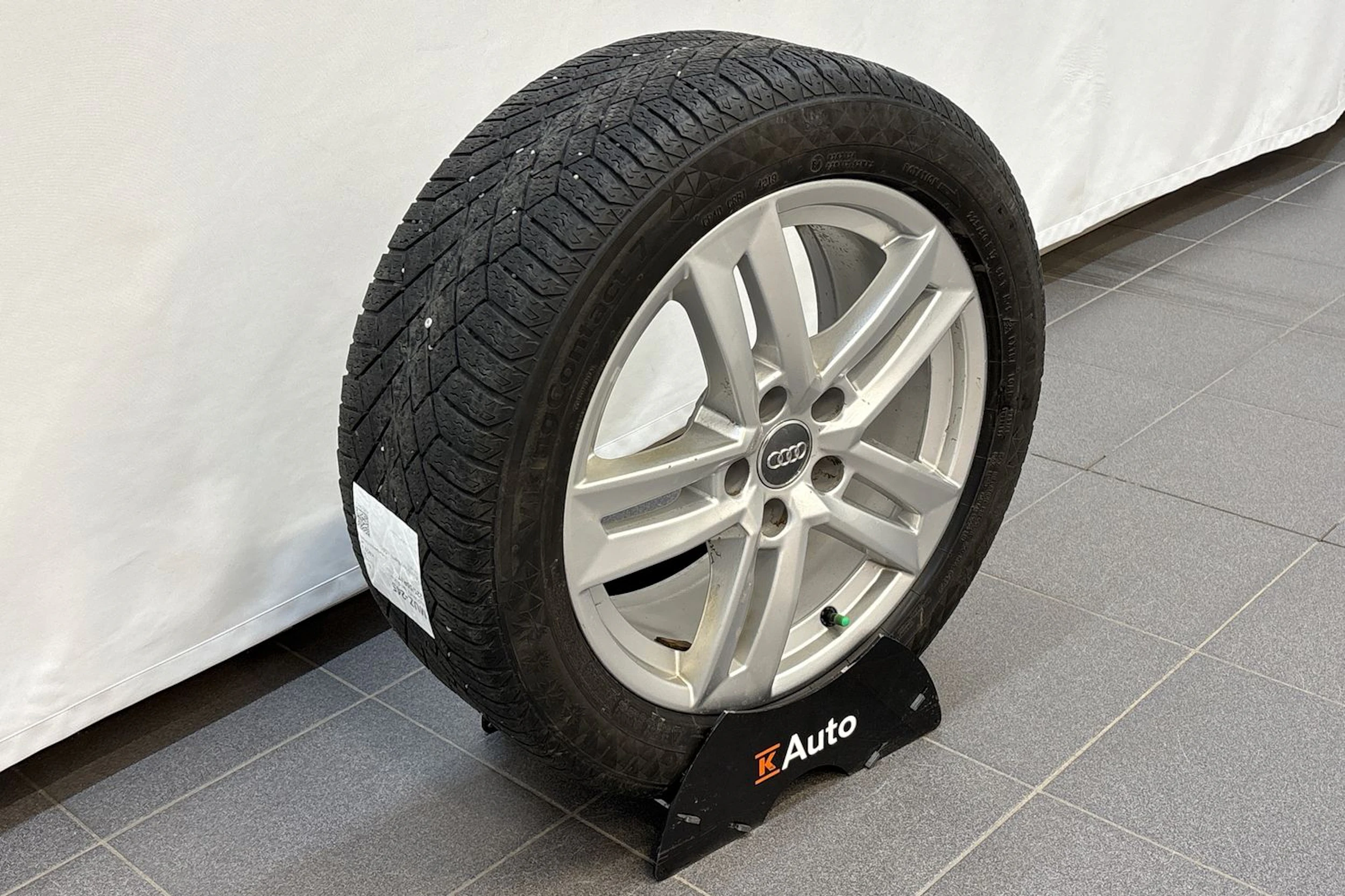 Sininen Audi A4 2020 kuva 10.