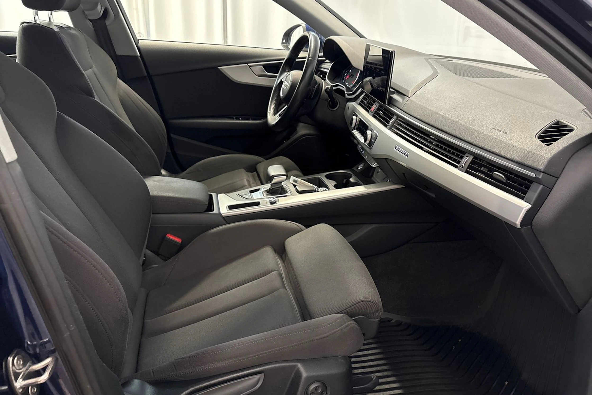 Sininen Audi A4 2020 kuva 11.