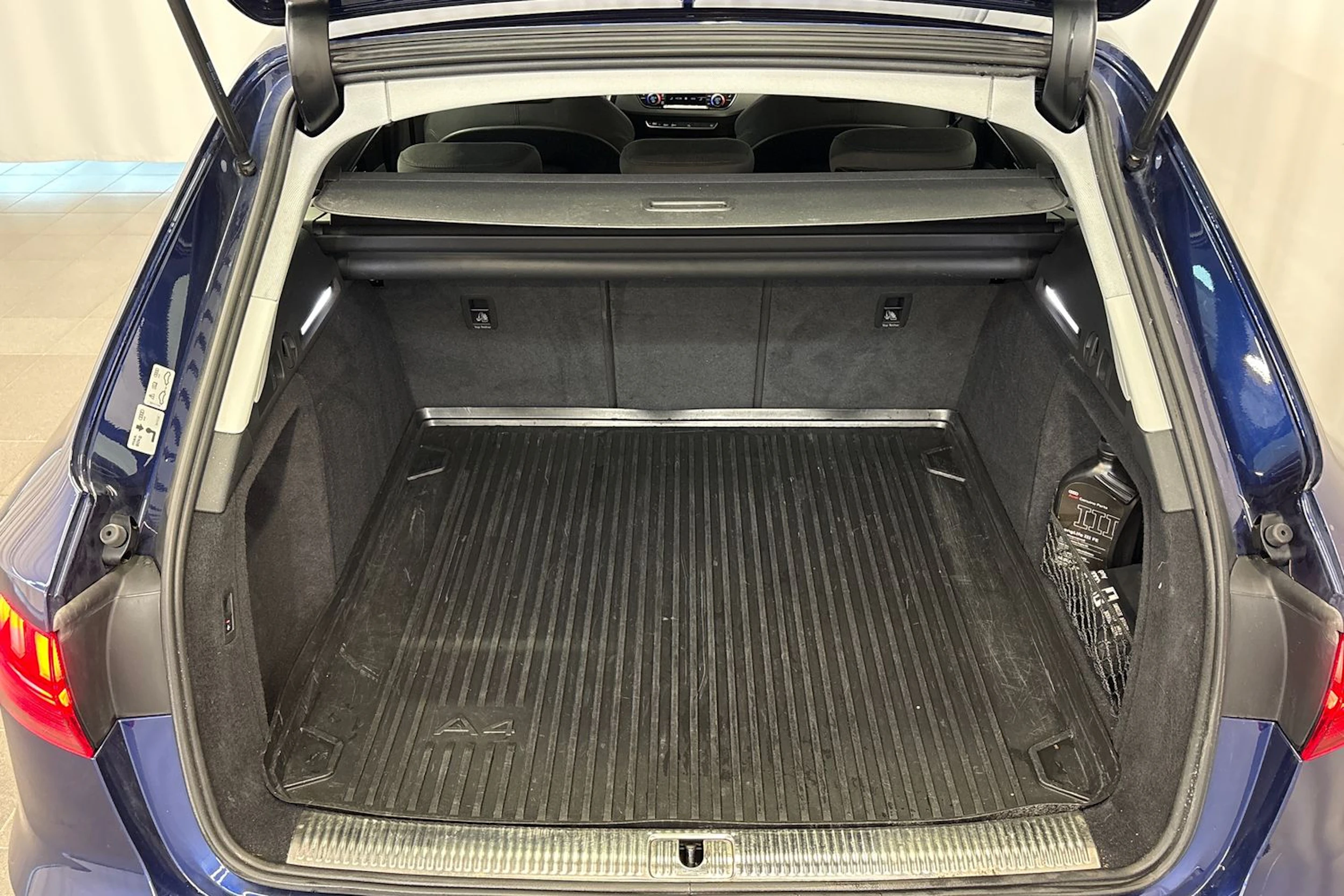 Sininen Audi A4 2020 kuva 12.