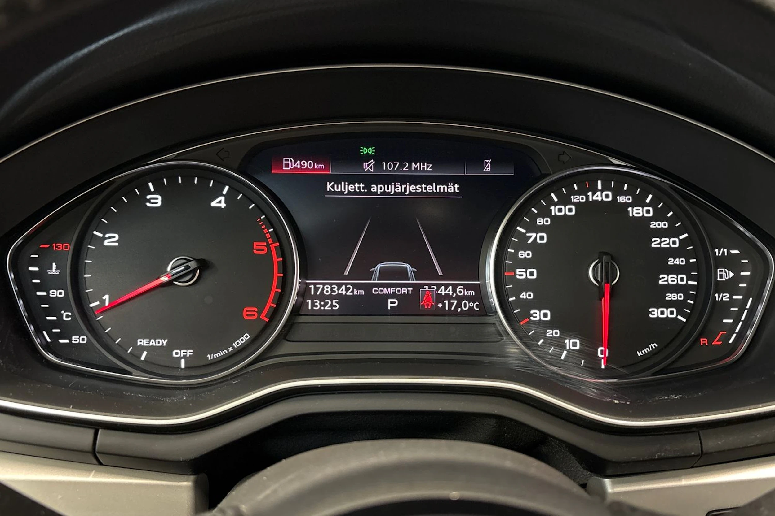Sininen Audi A4 2020 kuva 15.
