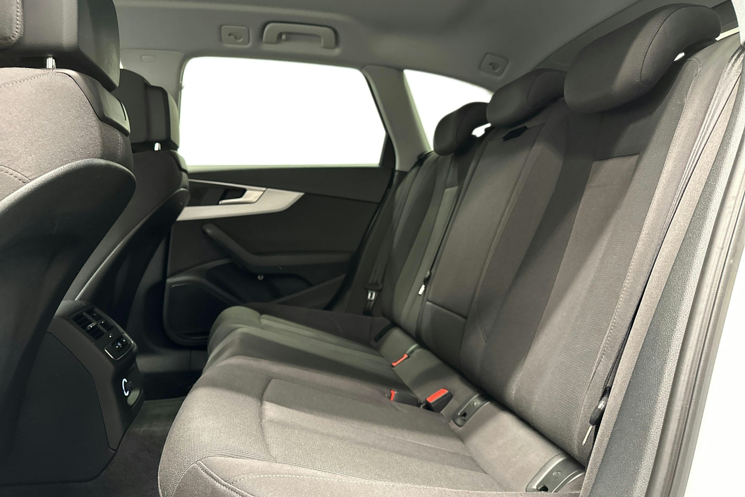 valkoinen Audi A4 2020 kuva 10.