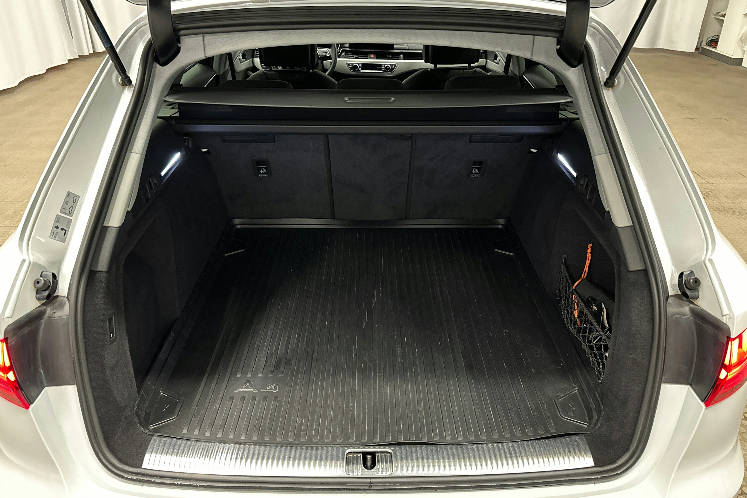 valkoinen Audi A4 2020 kuva 14.