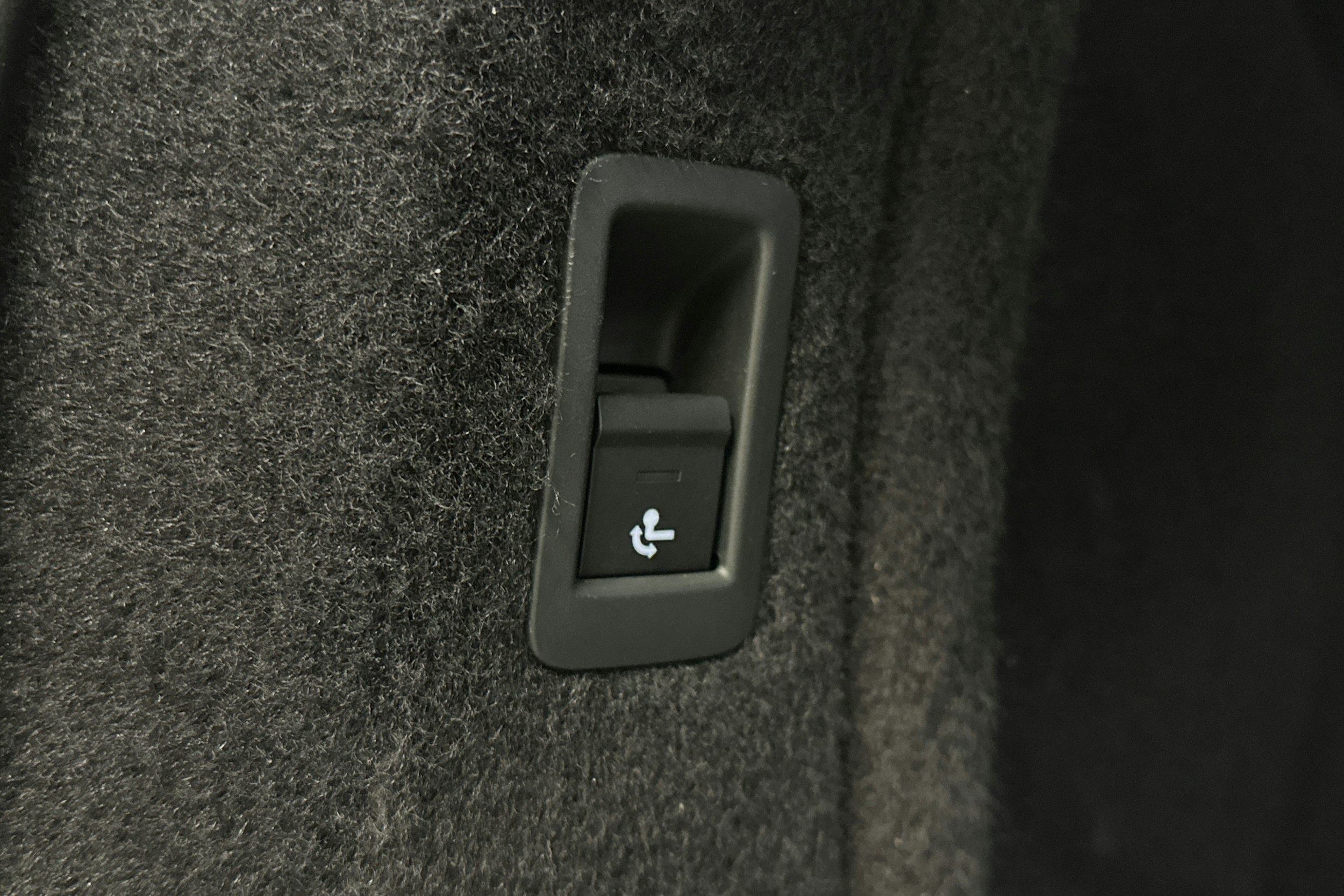 valkoinen Audi A4 2020 kuva 16.