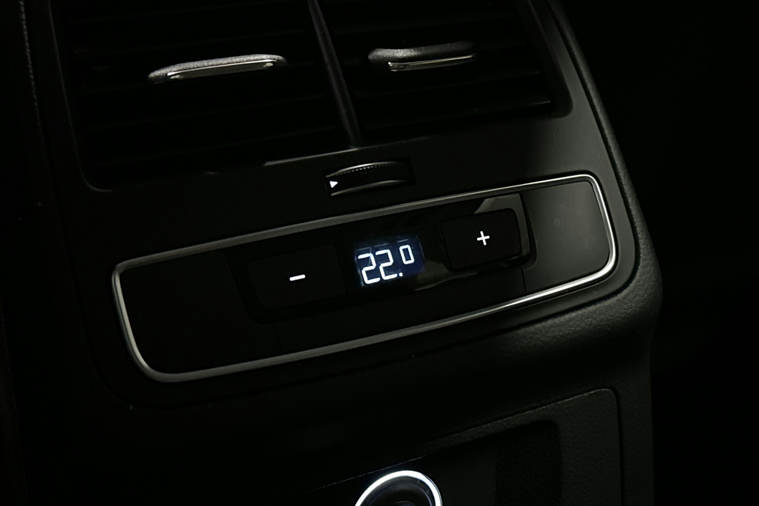 valkoinen Audi A4 2020 kuva 17.