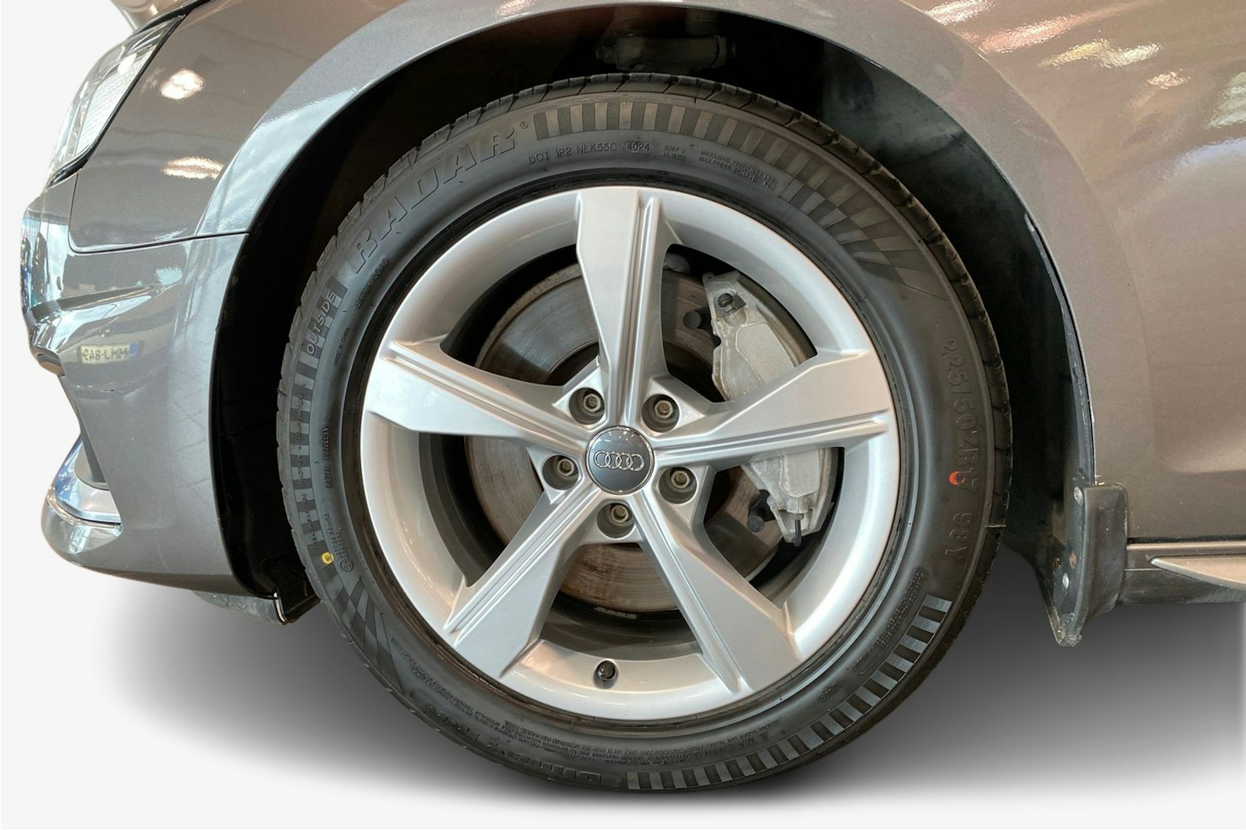 harmaa Audi A4 2020 kuva 11.