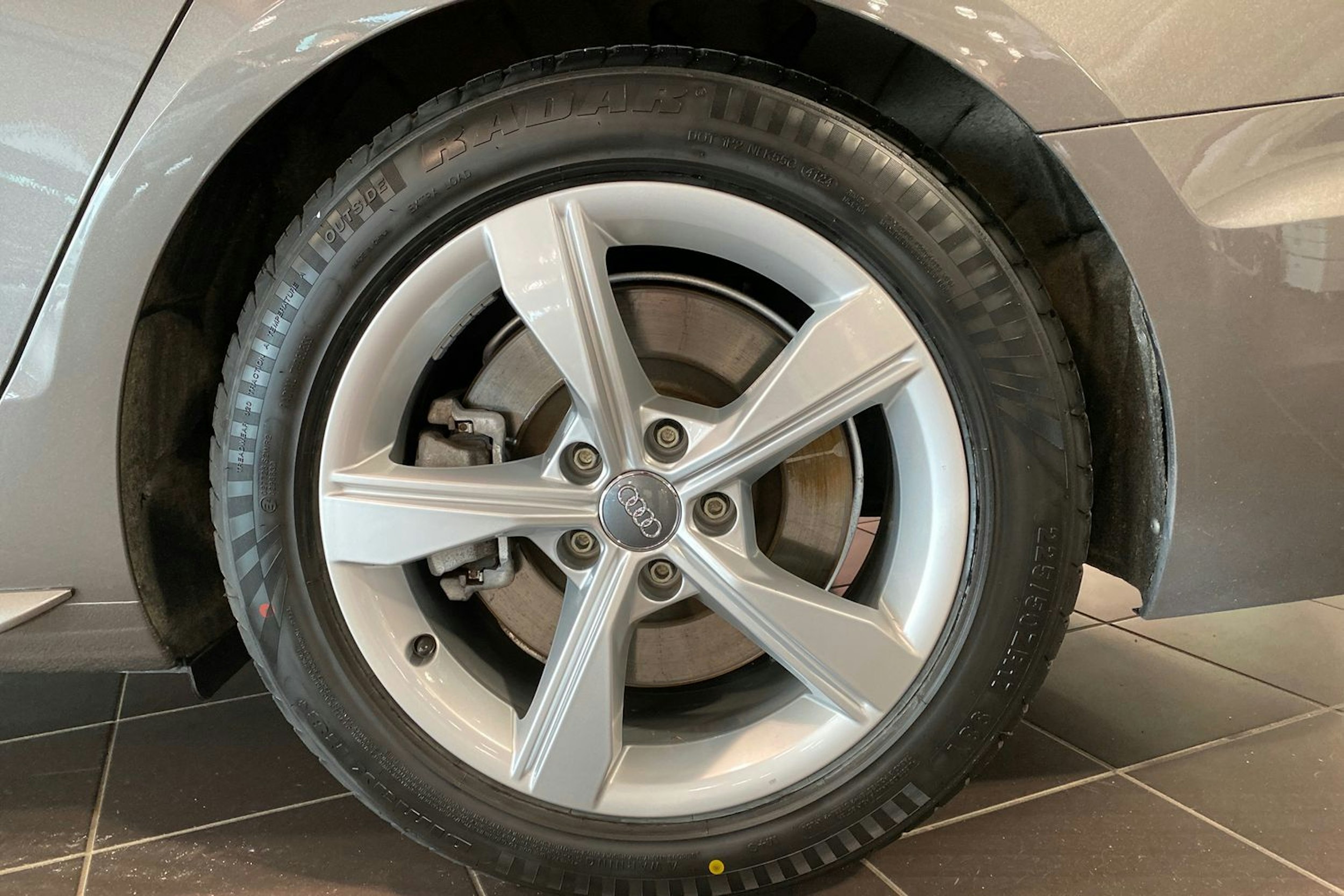 harmaa Audi A4 2020 kuva 13.