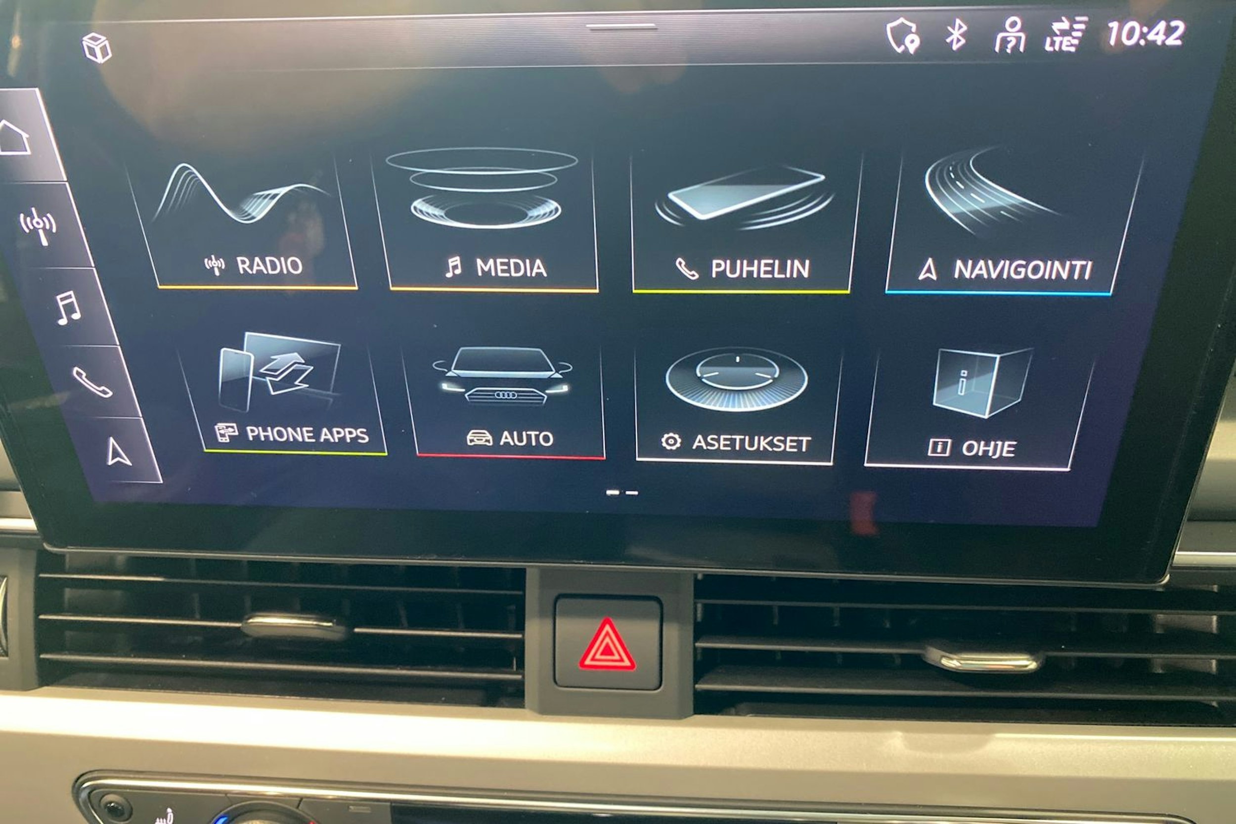 harmaa Audi A4 2020 kuva 24.