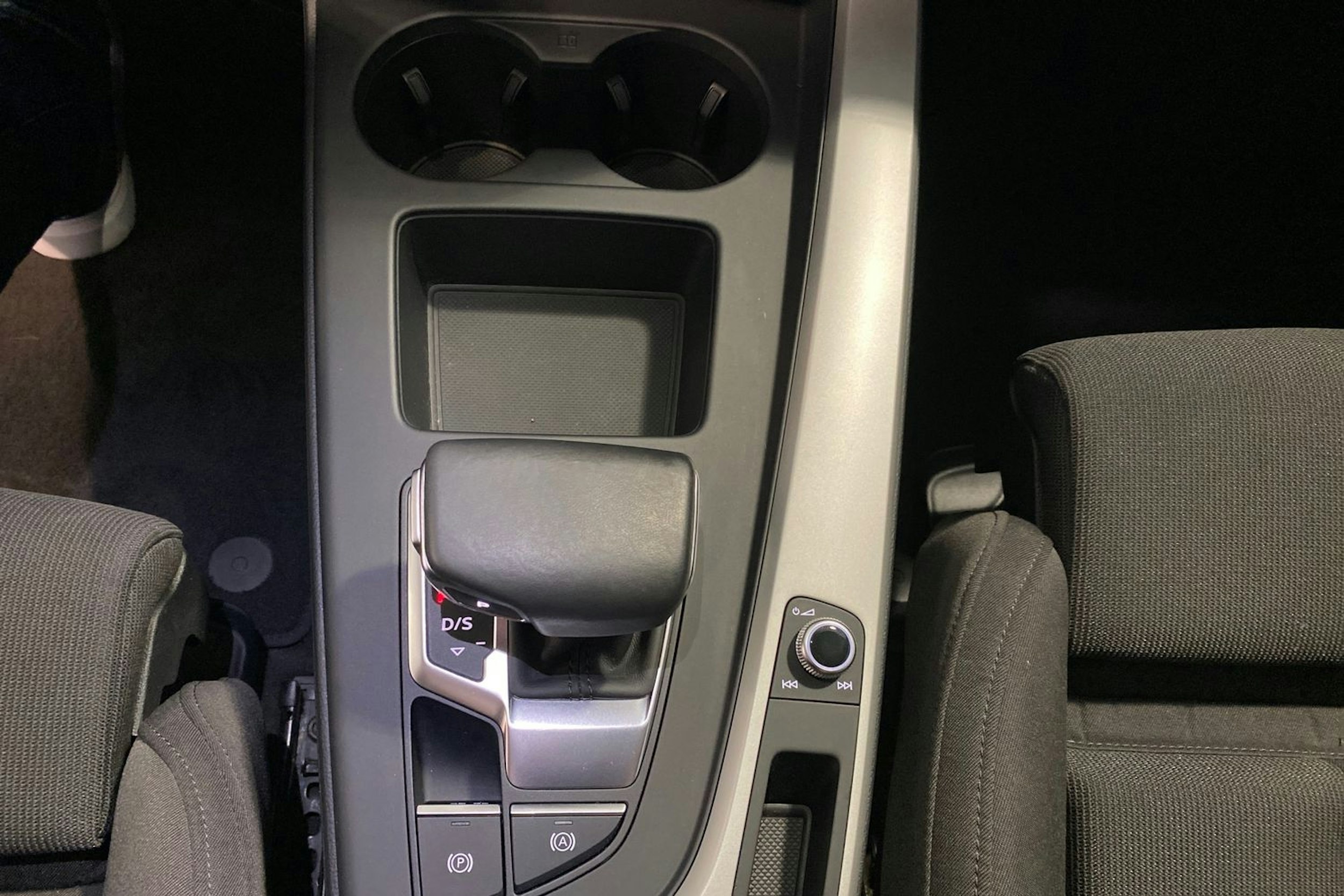 harmaa Audi A4 2020 kuva 26.