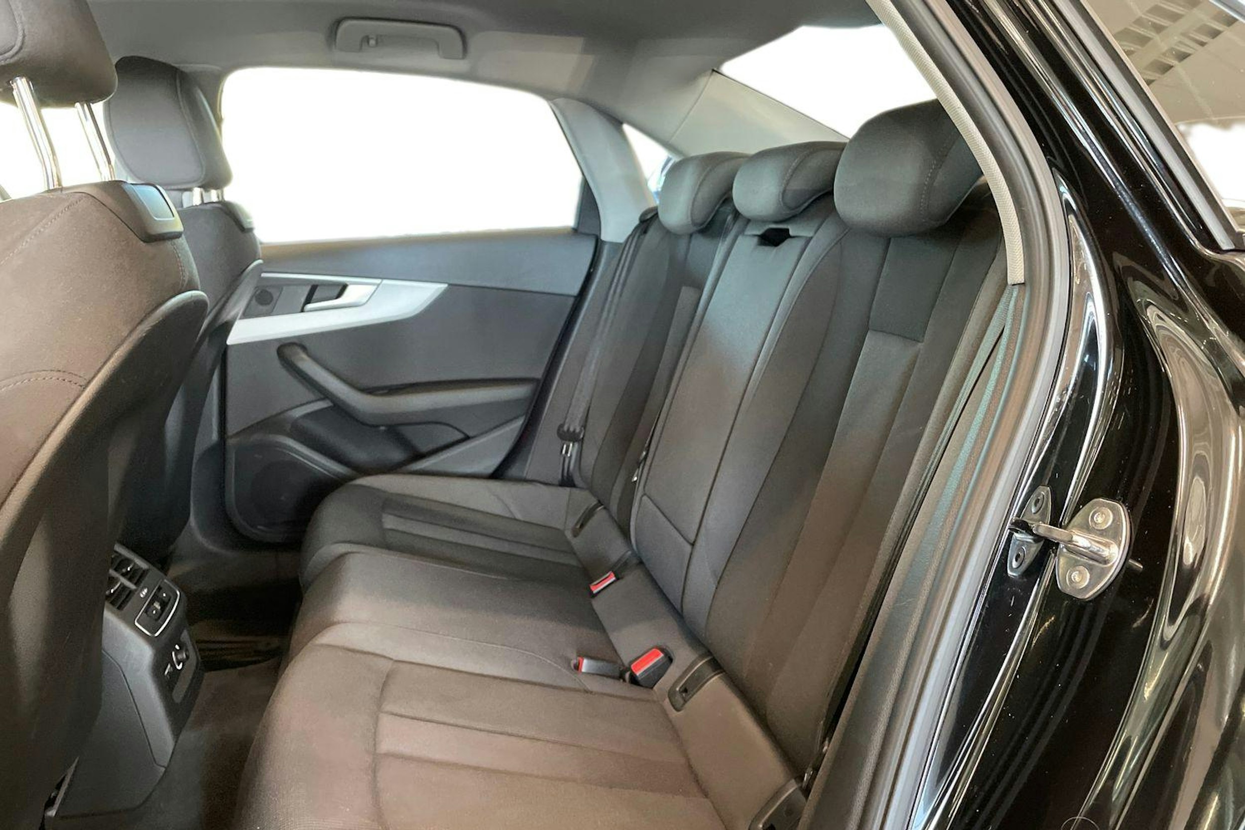 musta Audi A4 2020 kuva 13.