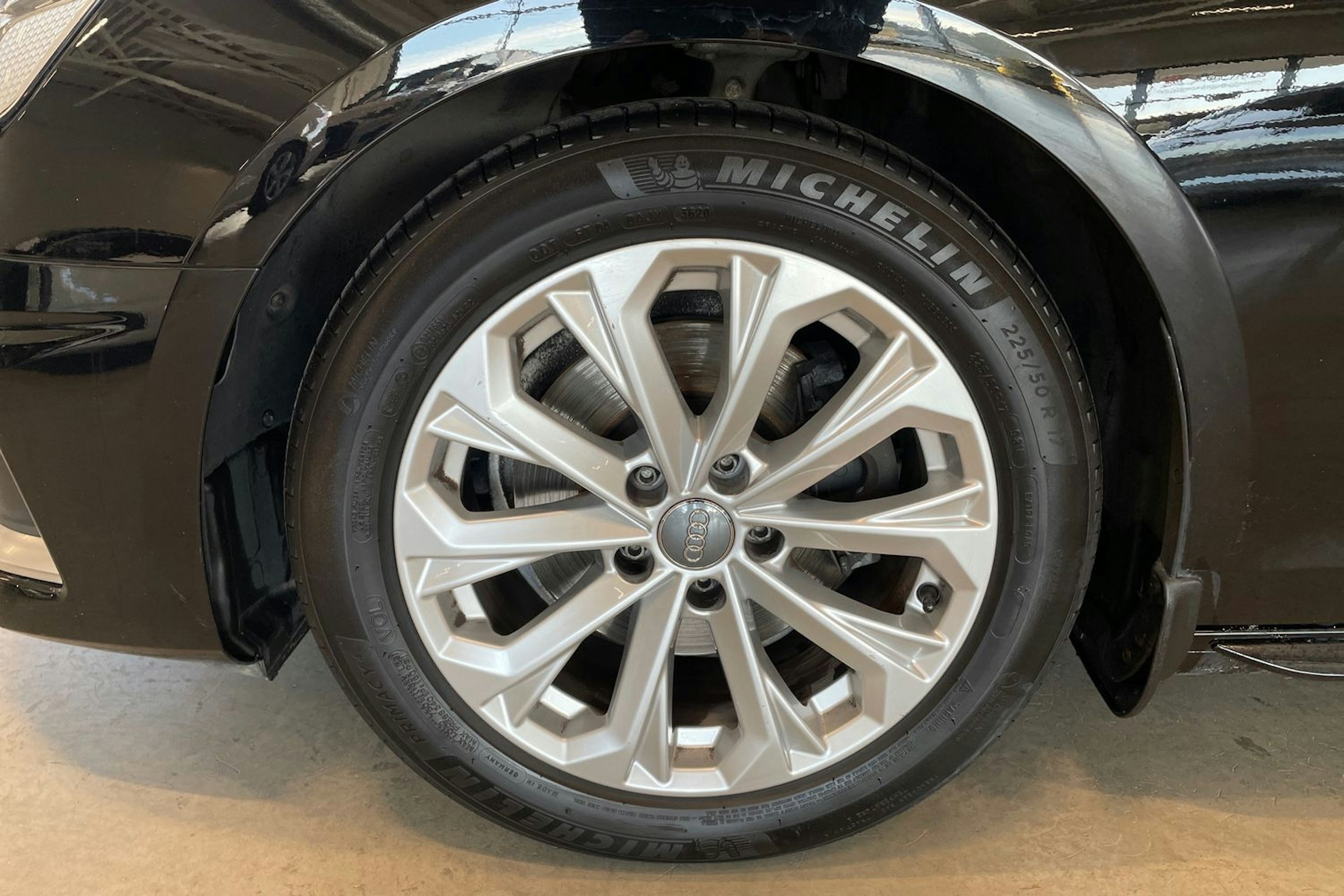musta Audi A4 2020 kuva 14.