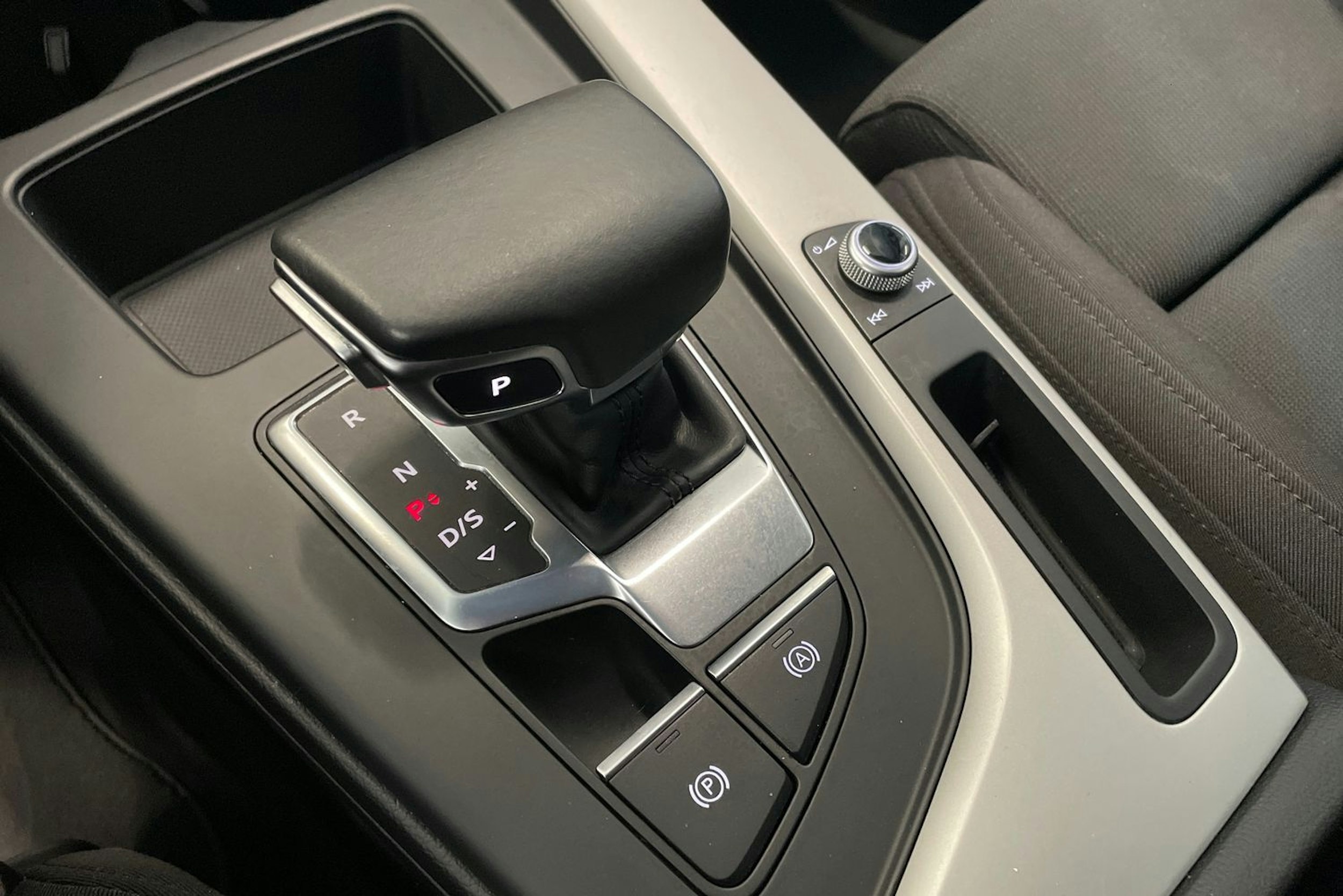 musta Audi A4 2020 kuva 35.