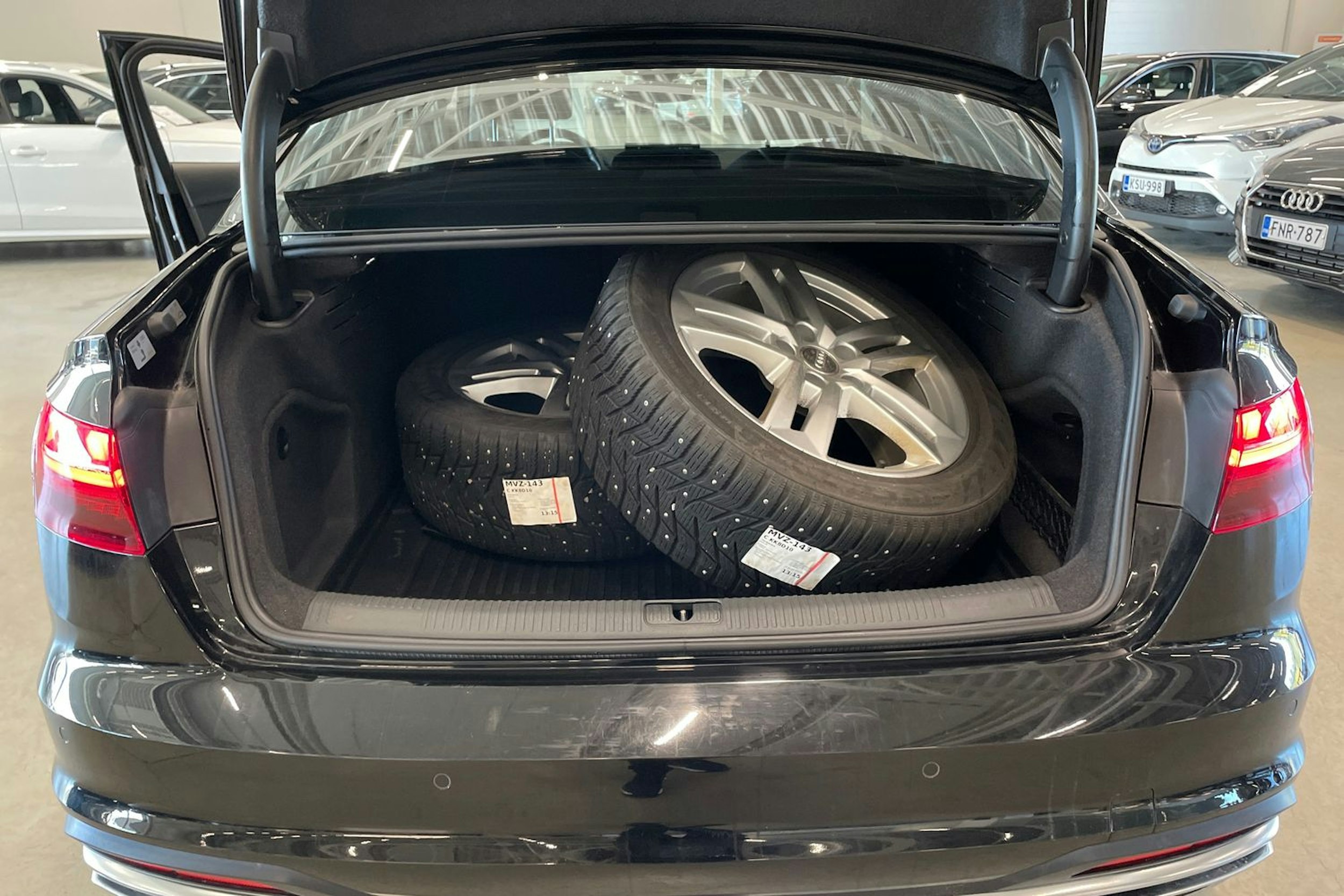 musta Audi A4 2020 kuva 40.