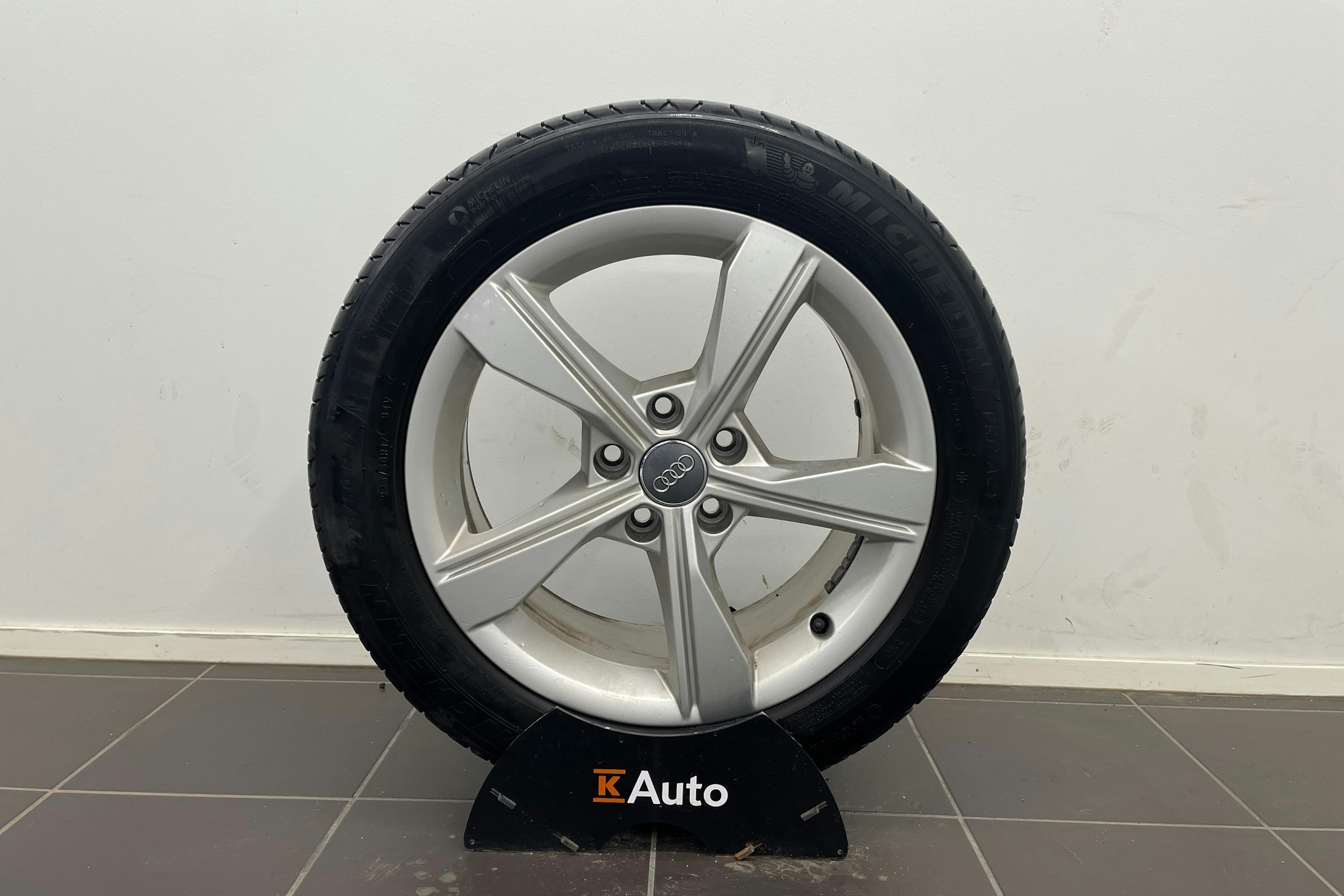 musta Audi A4 2020 kuva 13.