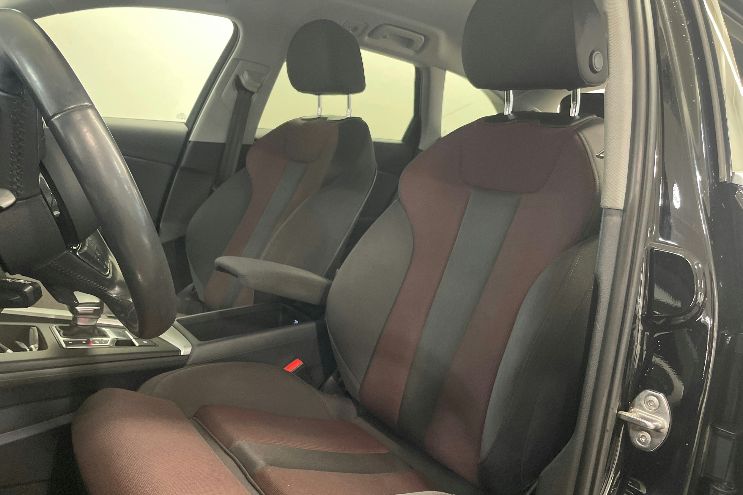 musta Audi A4 2020 kuva 16.