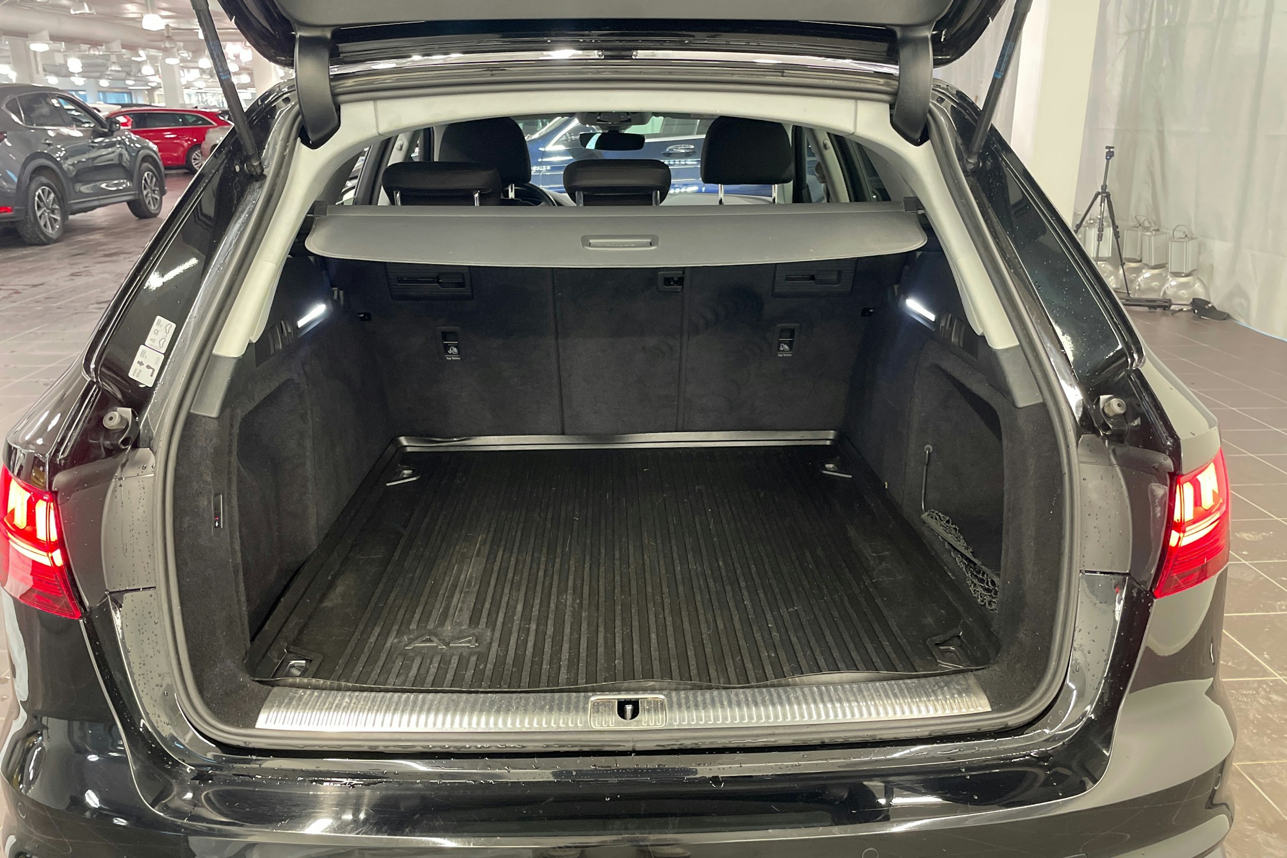 musta Audi A4 2020 kuva 18.