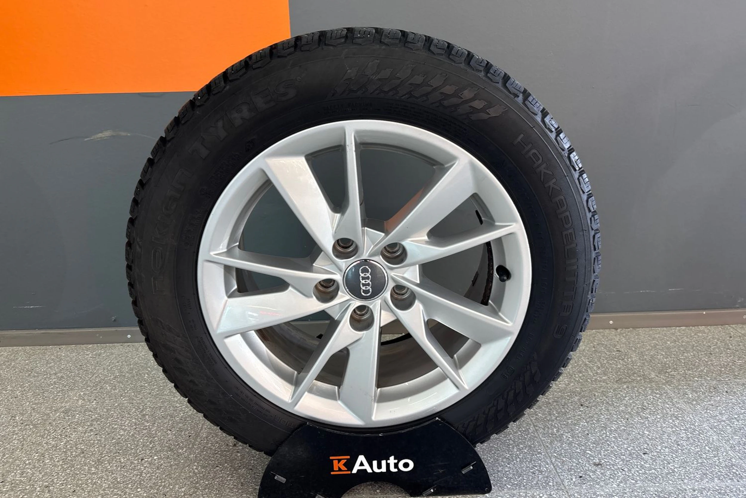 Harmaa Audi A4 2020 kuva 10.