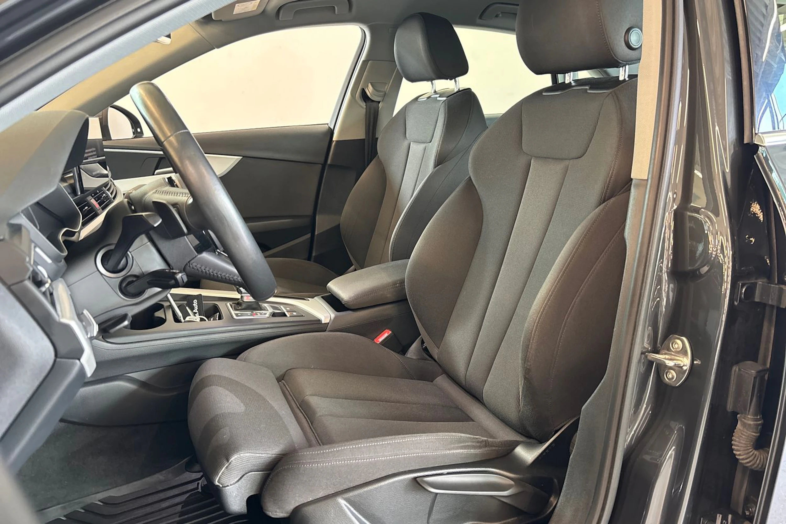 Harmaa Audi A4 2020 kuva 22.