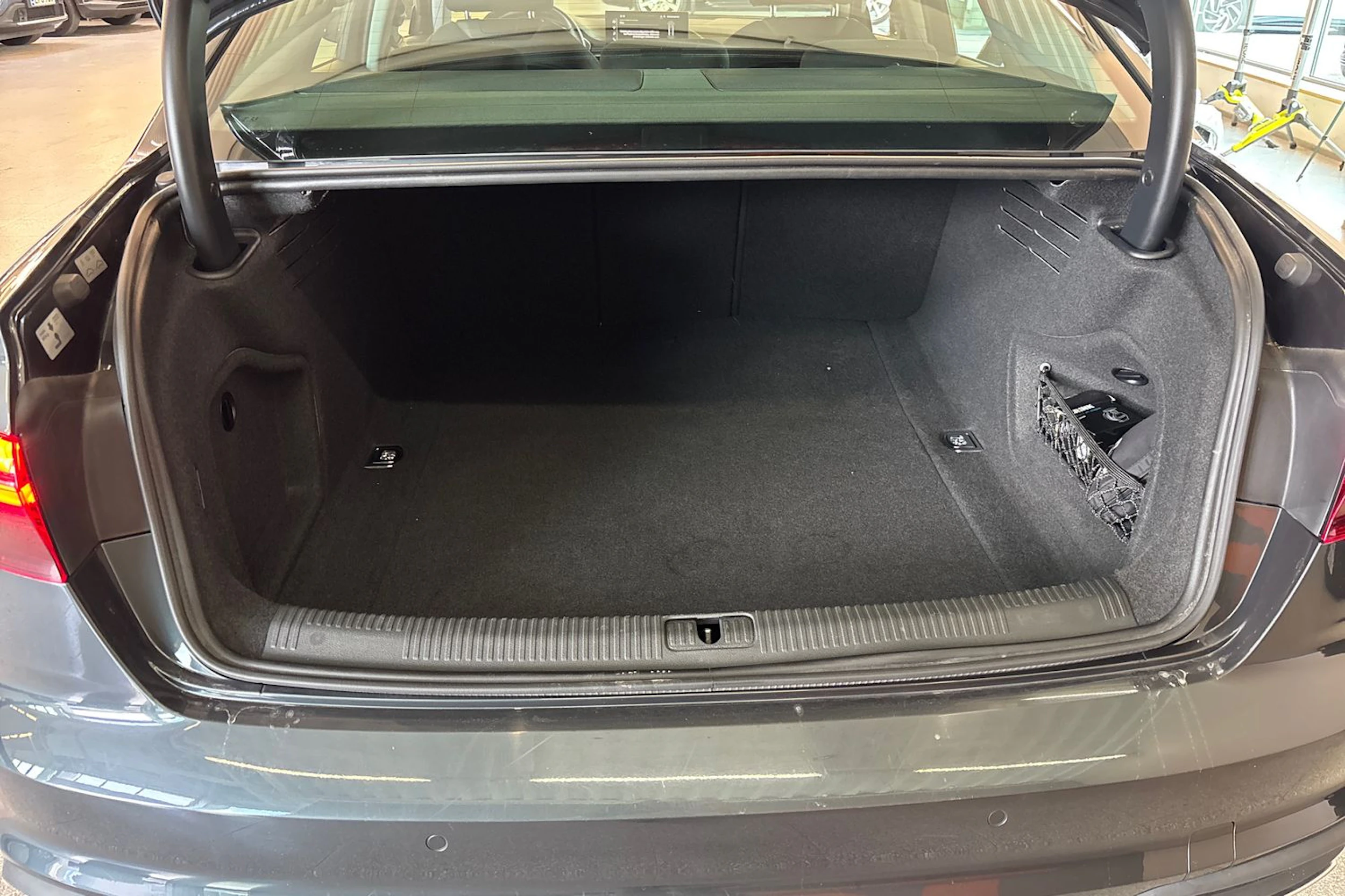 Harmaa Audi A4 2020 kuva 23.