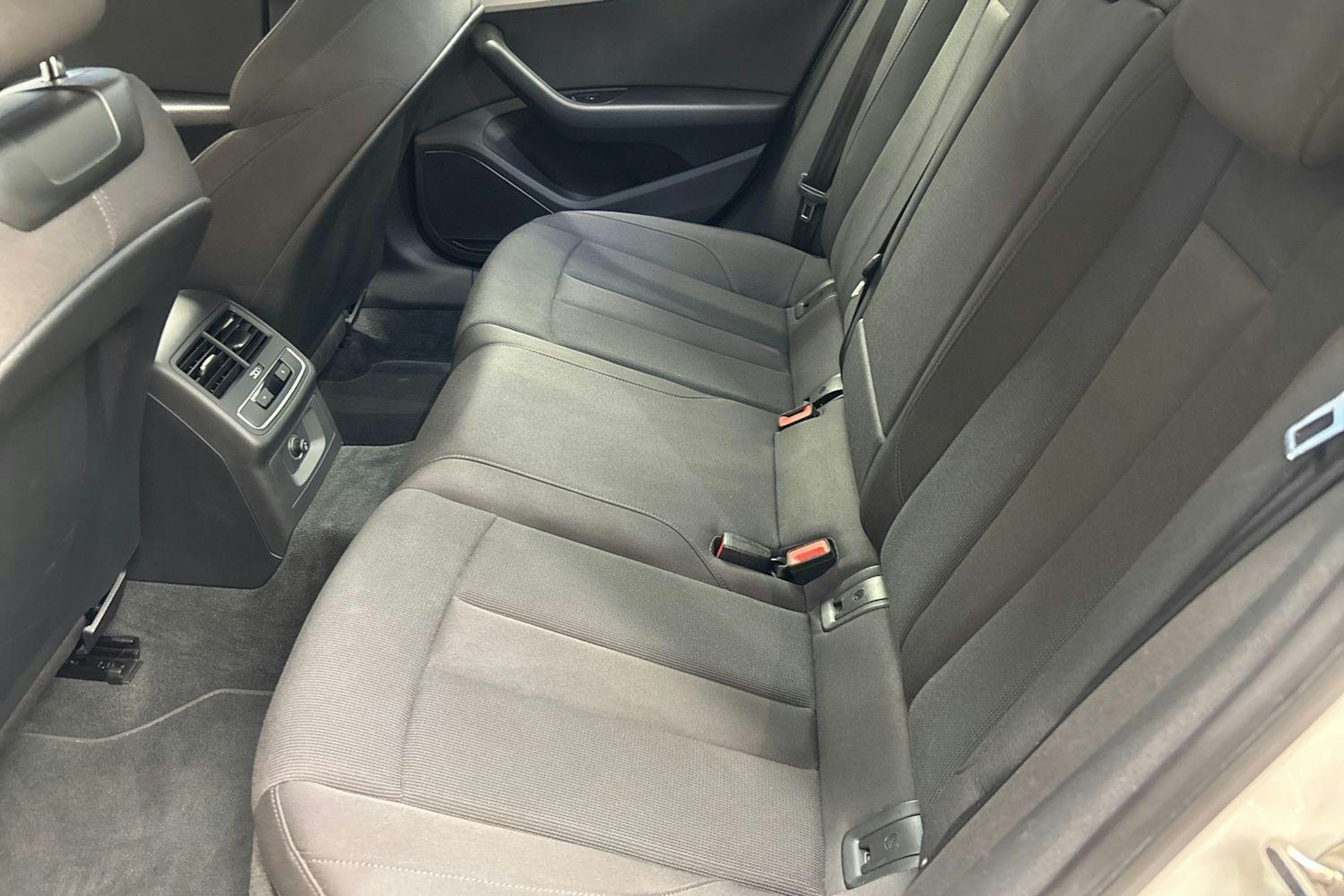 Valkoinen Audi A4 2020 kuva 10.