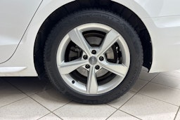 Valkoinen Audi A4 2020 kuva 13.