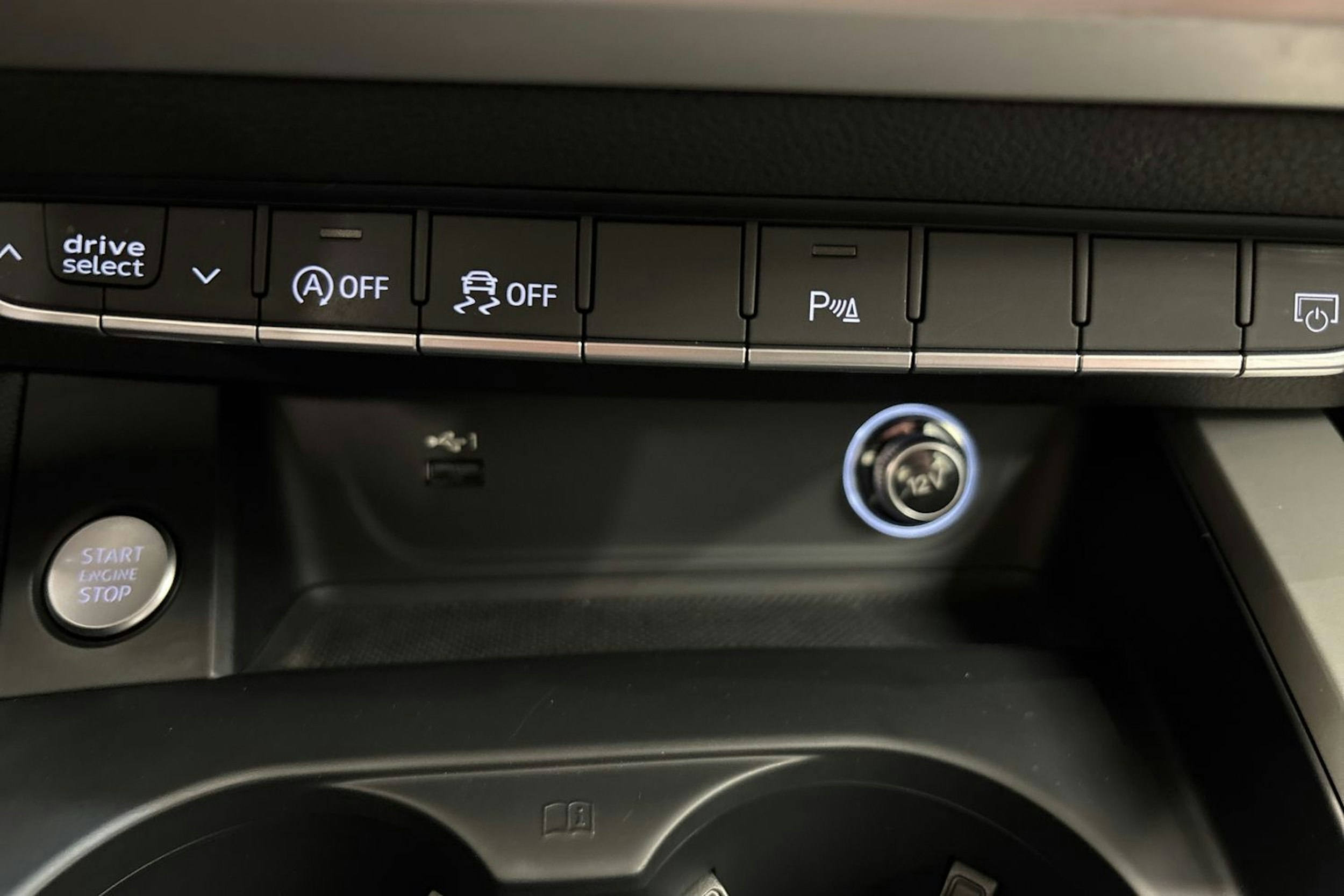 Valkoinen Audi A4 2020 kuva 19.