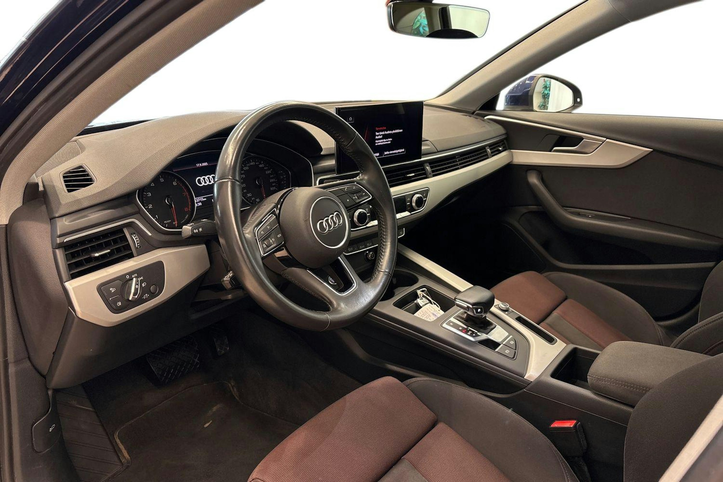 sininen Audi A4 2020 kuva 7.