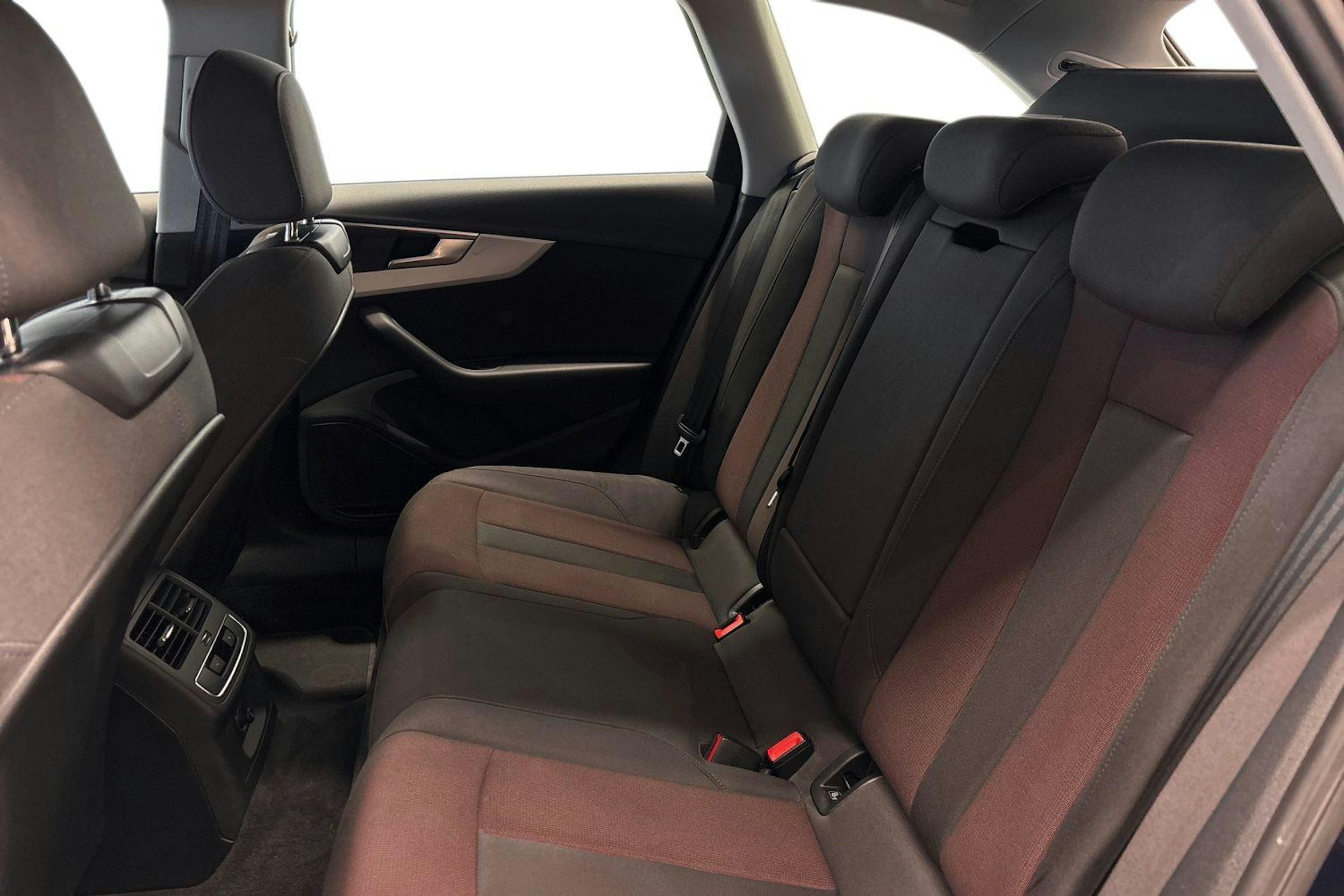 sininen Audi A4 2020 kuva 10.
