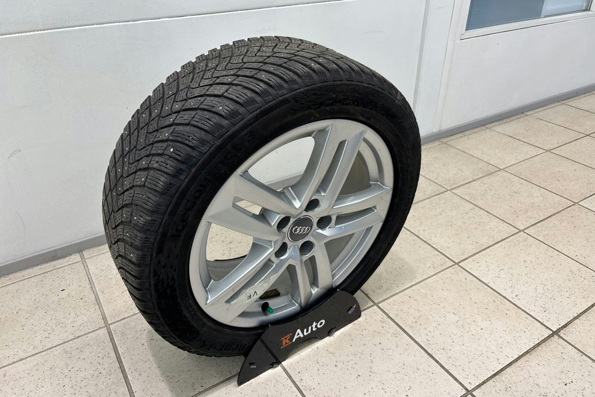 sininen Audi A4 2020 kuva 14.