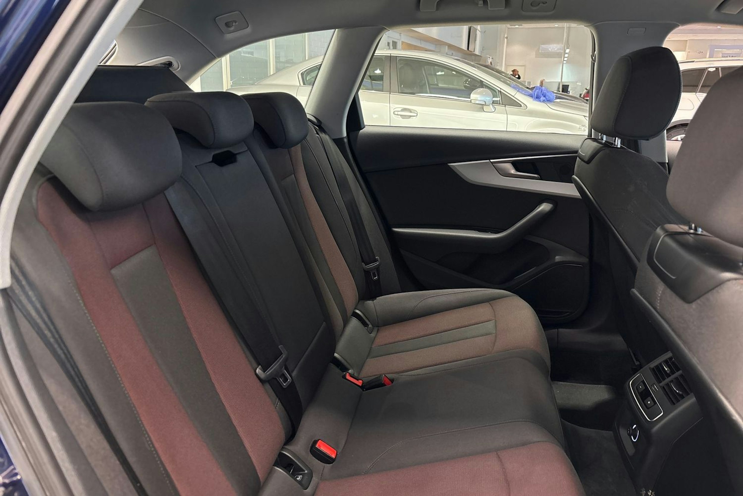 sininen Audi A4 2020 kuva 16.