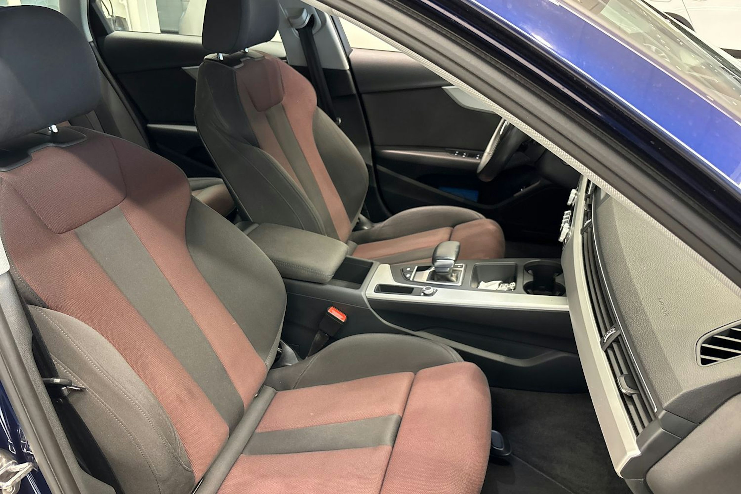 sininen Audi A4 2020 kuva 17.