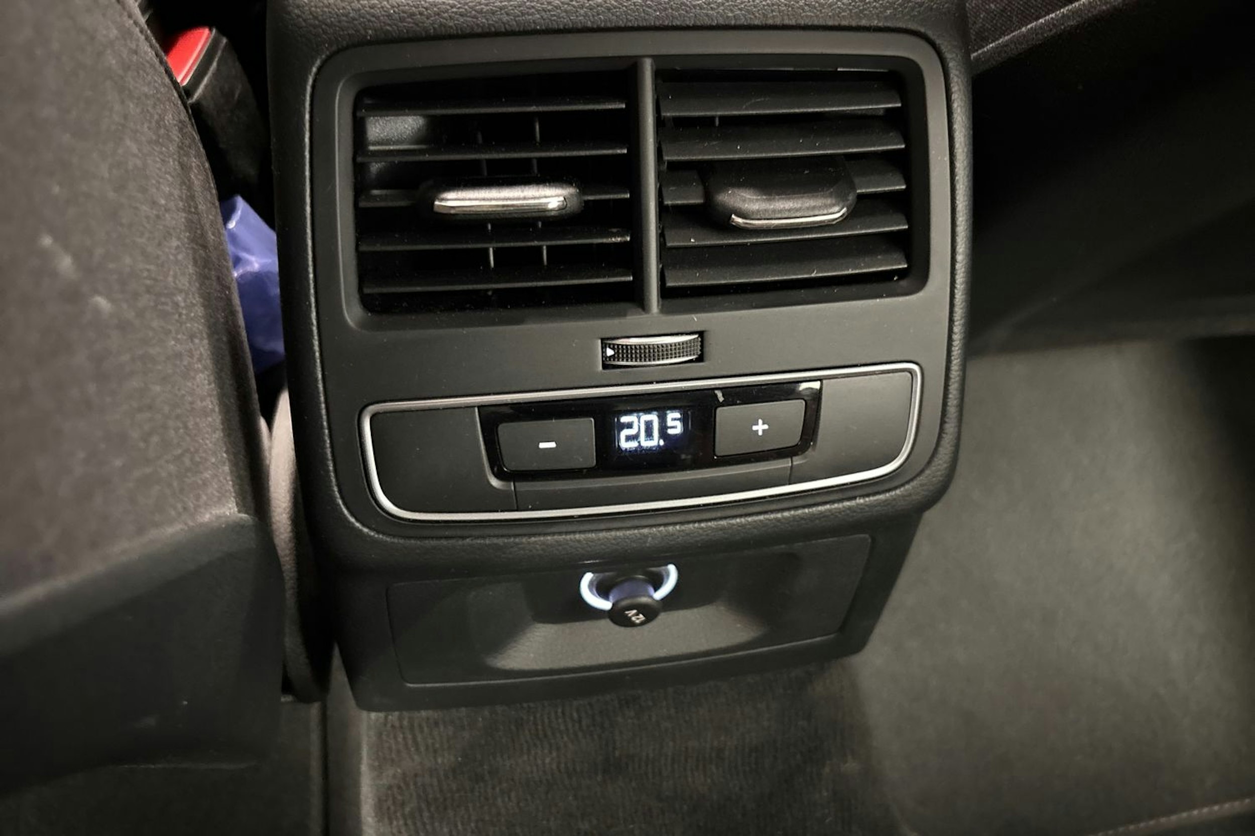 sininen Audi A4 2020 kuva 32.